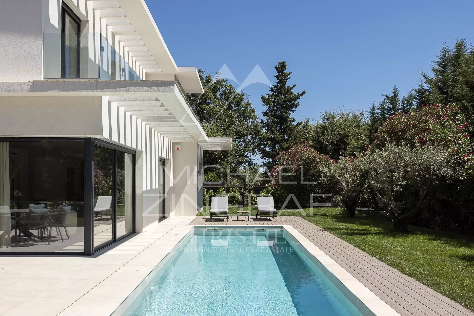 New contemporary villa in Mougins