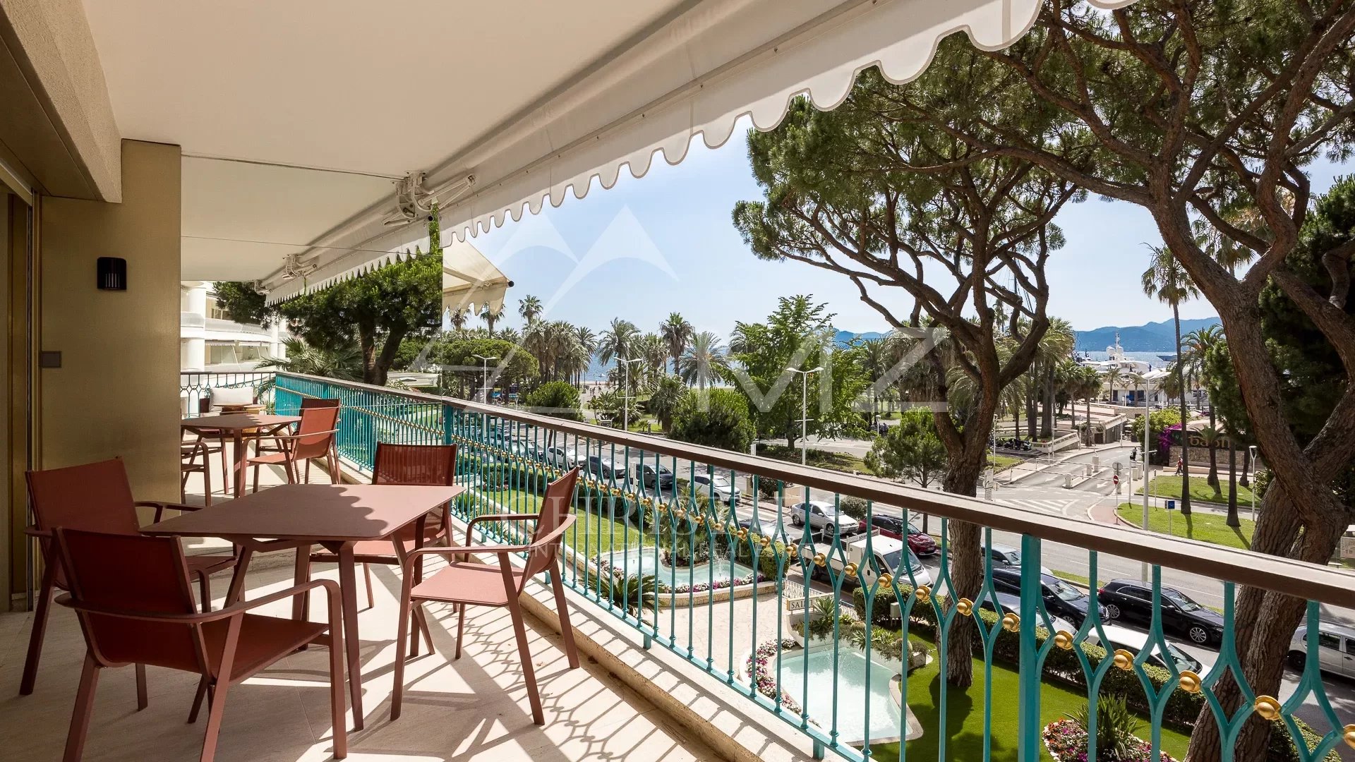 Cannes Croisette - 4 room flat with sea view