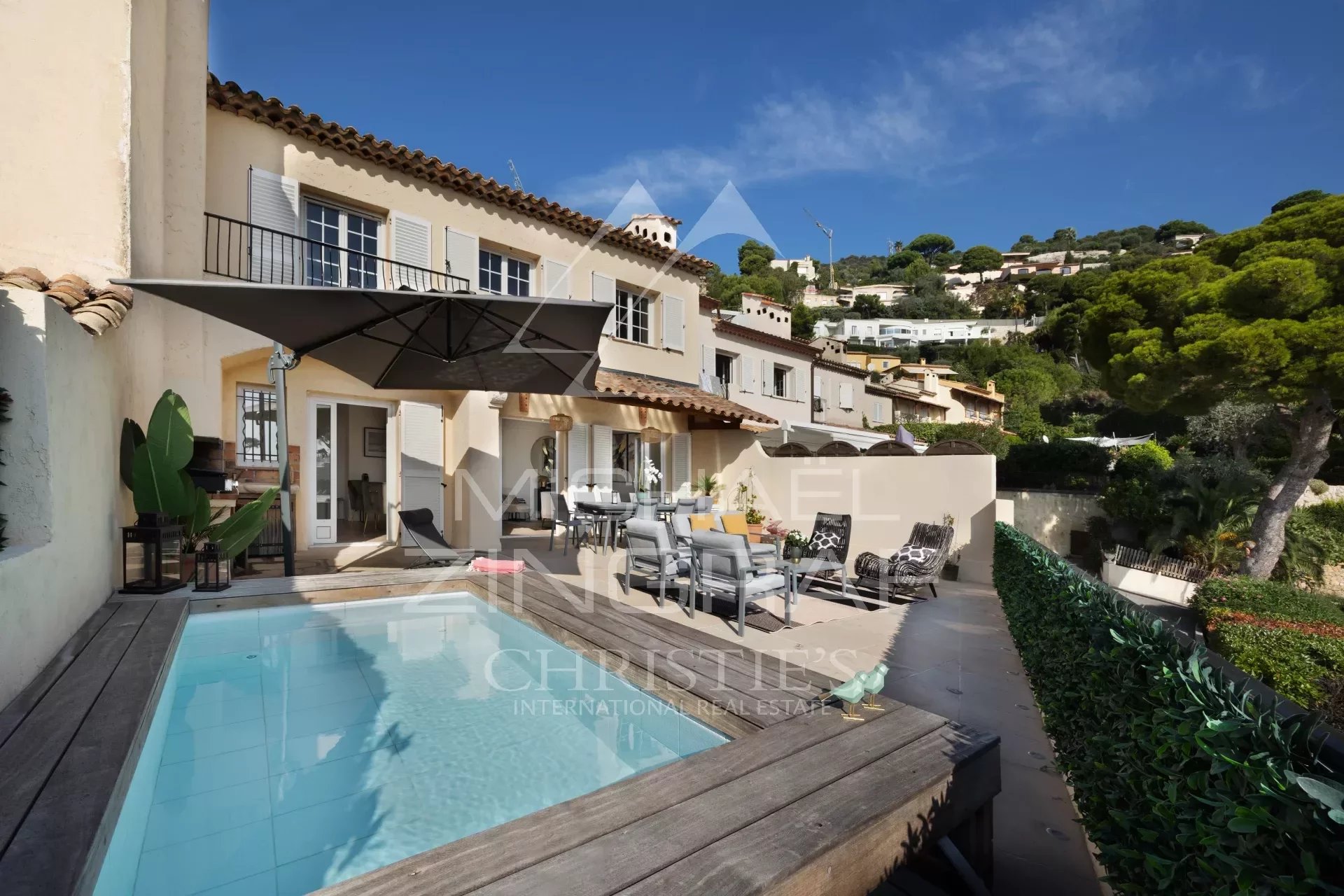 Élégante Villa Mitoyenne avec Terrasse et Vue Imprenable