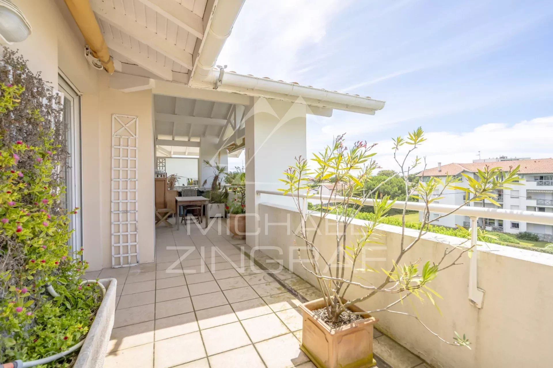 Bel appartement au dernier étage avec terrasse et 4 parkings