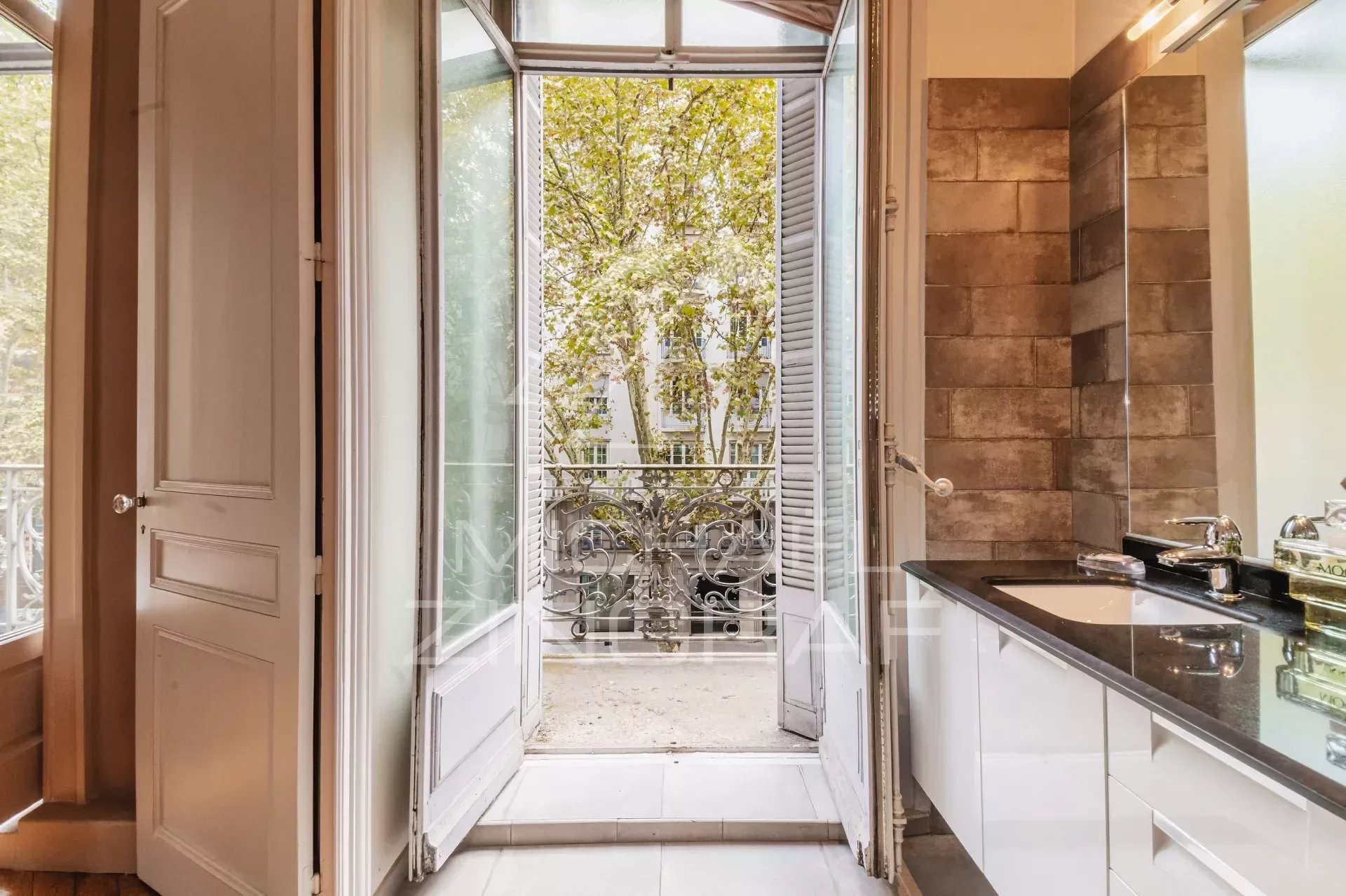 Superbe appartement d'angle dans immeuble Haussmannien