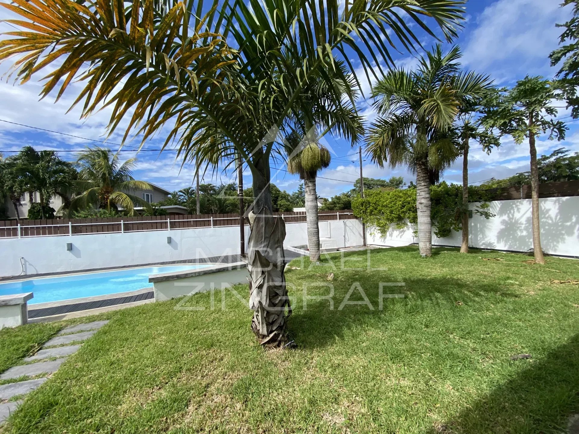 House in a residential area in Pereybere