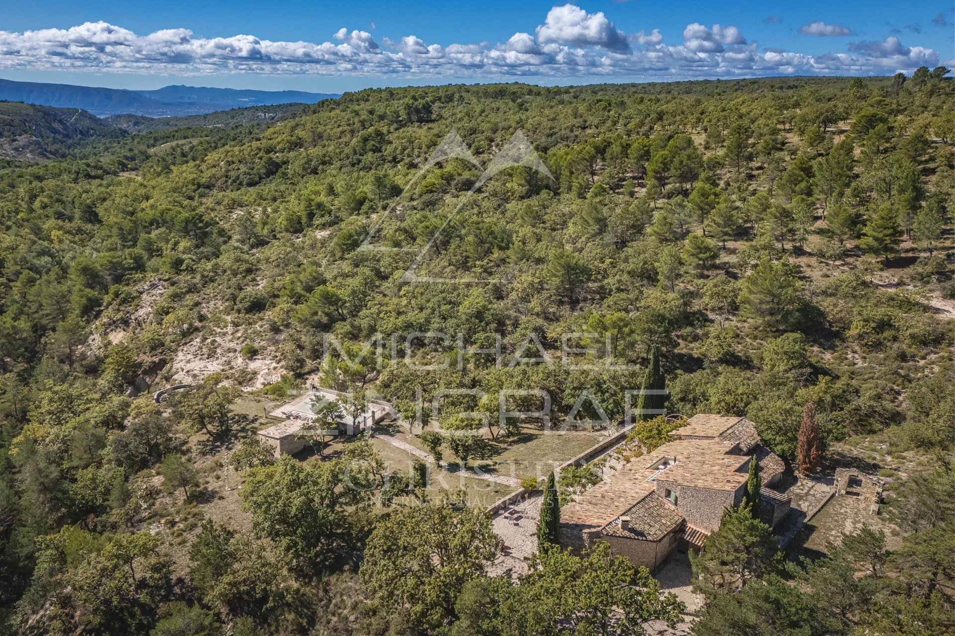 Superb property with  fantastic view of the Luberon