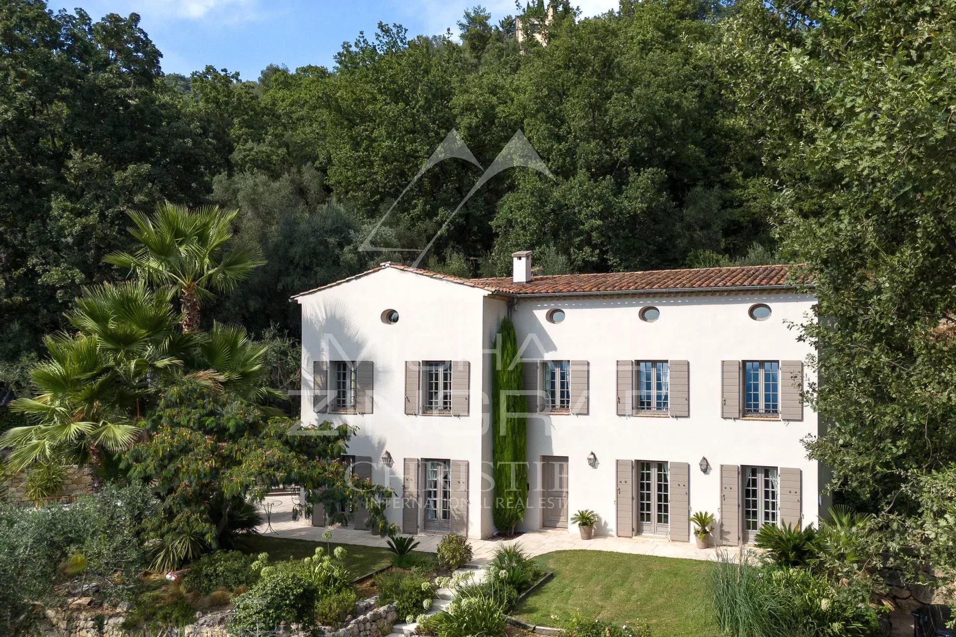 Villa de charme dans un écrin de verdure avec vue panoramique