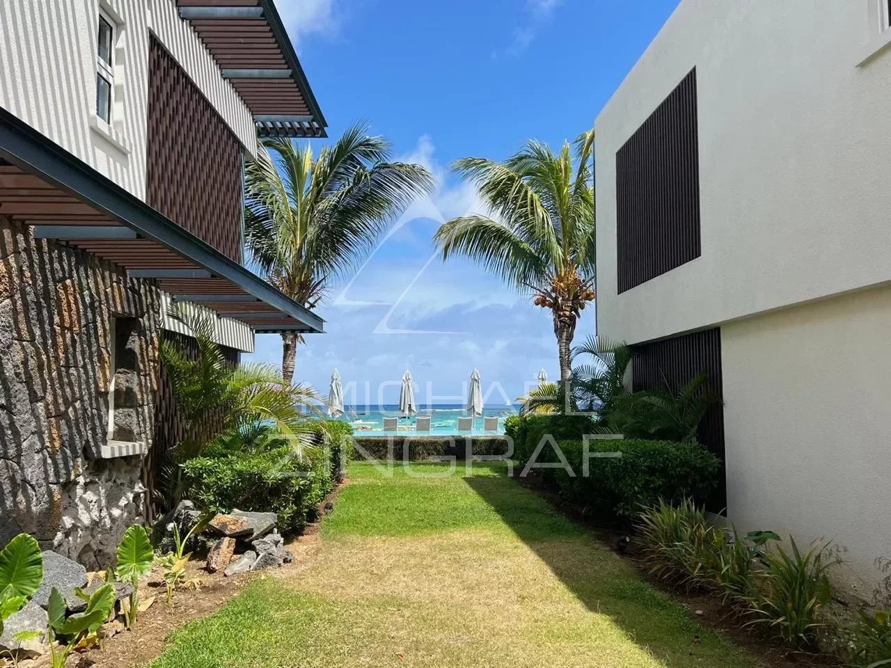 Sea front 2-bedroom apartment