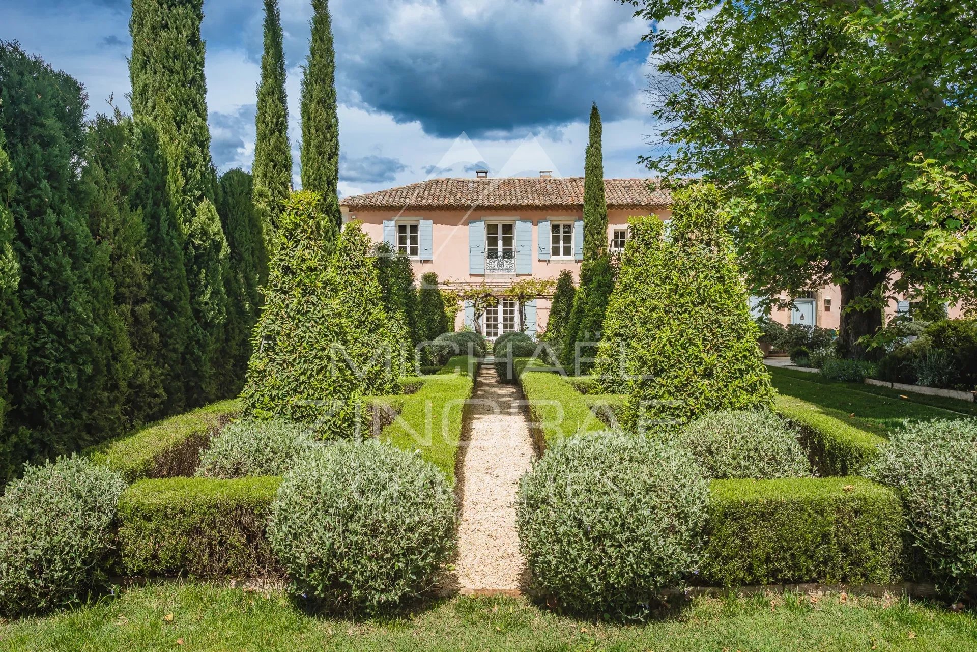 Luxuriöses Anwesen mit angelegtem Garten in der Nähe von Saint Rémy de Provence