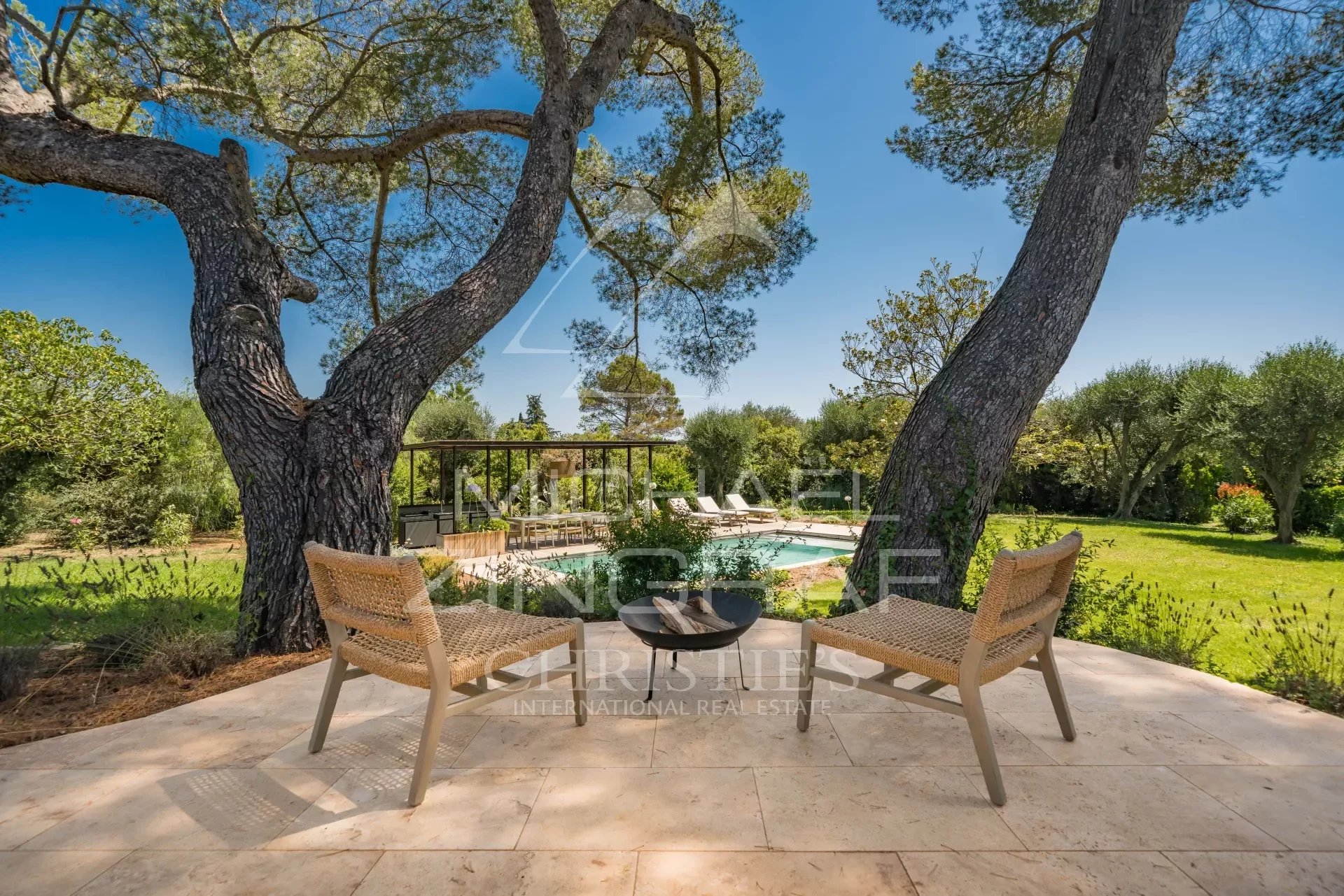 In der Nähe von Mougins - Wohngebiet, charmantes Bauernhaus aus Stein