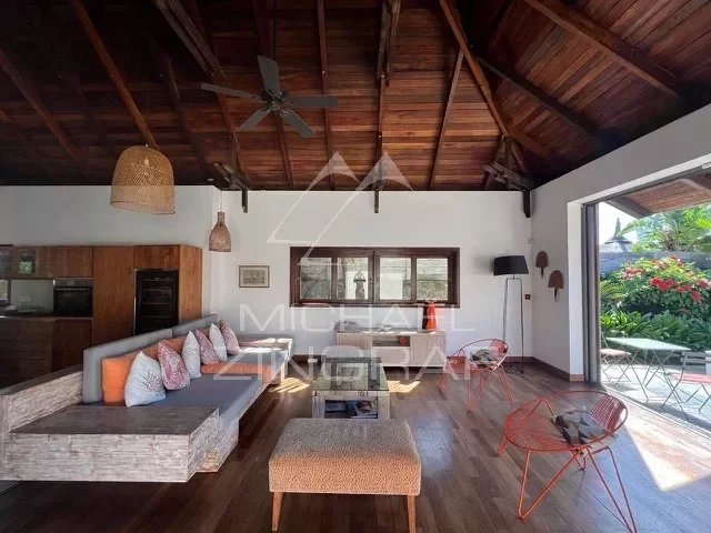 Balinese-Style Villa in Pereybere