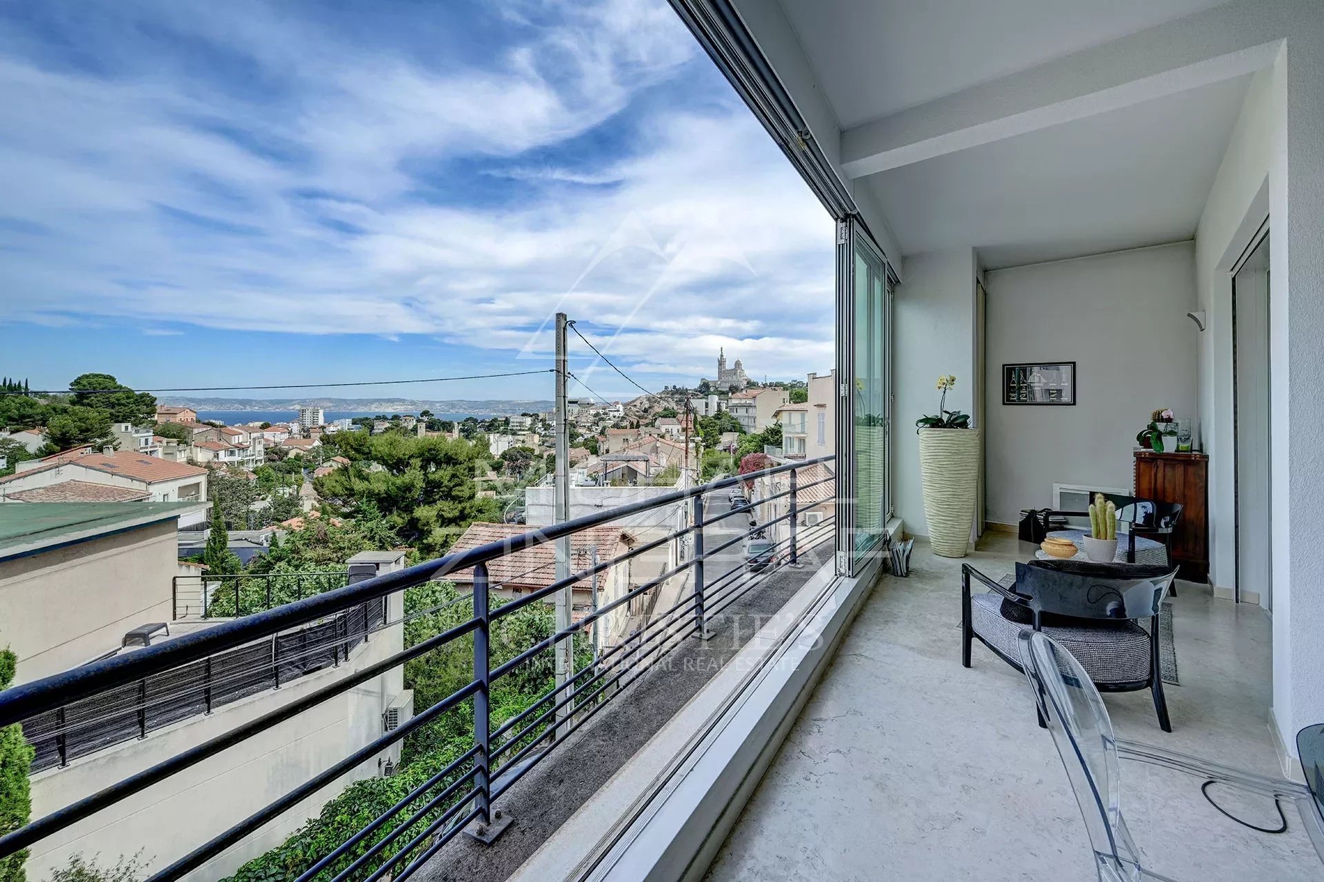 Vom Architekten entworfenes Haus mit Dachterrasse und Panoramablick