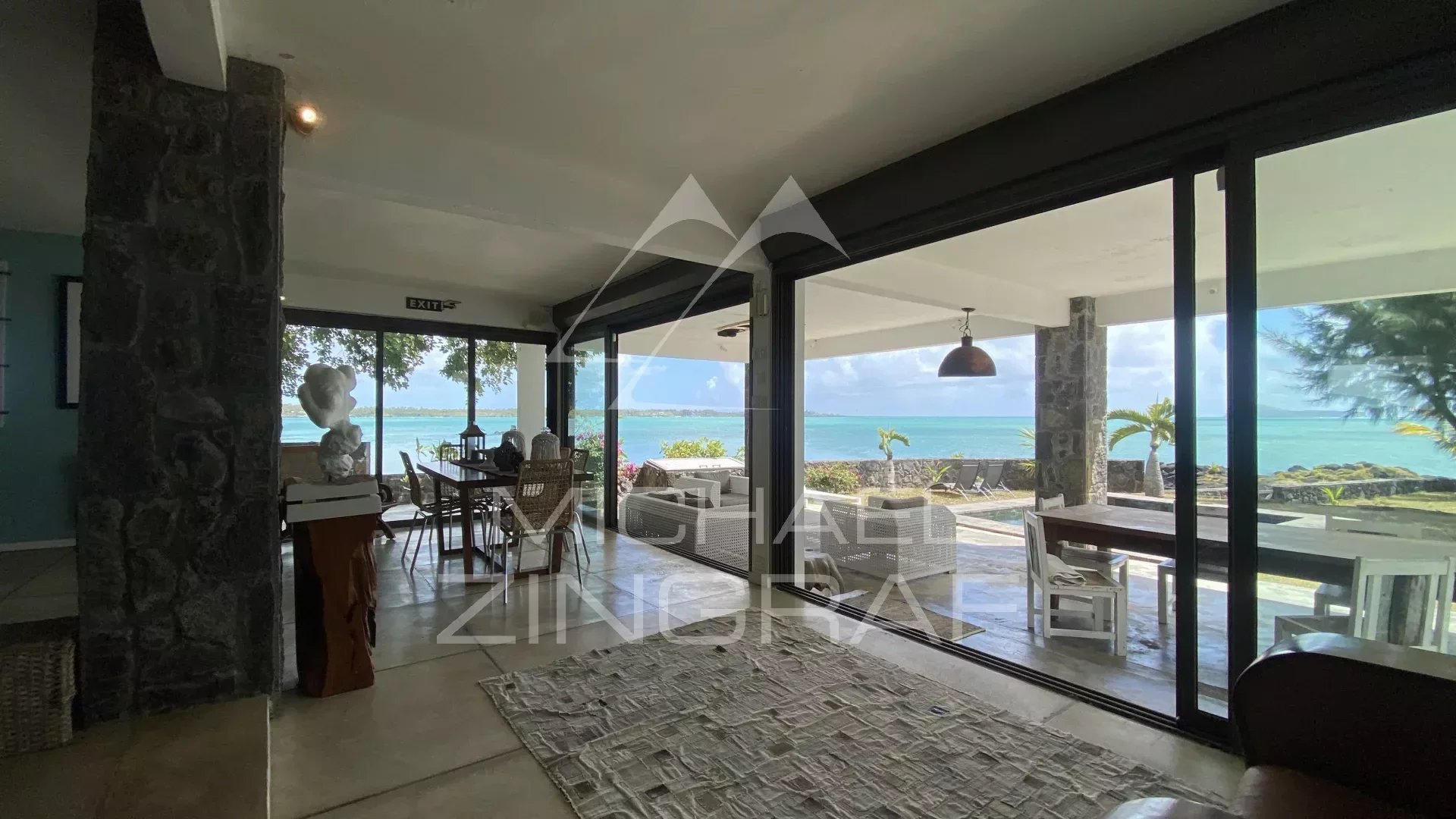 Seafront villa in Calodyne with breathtaking view