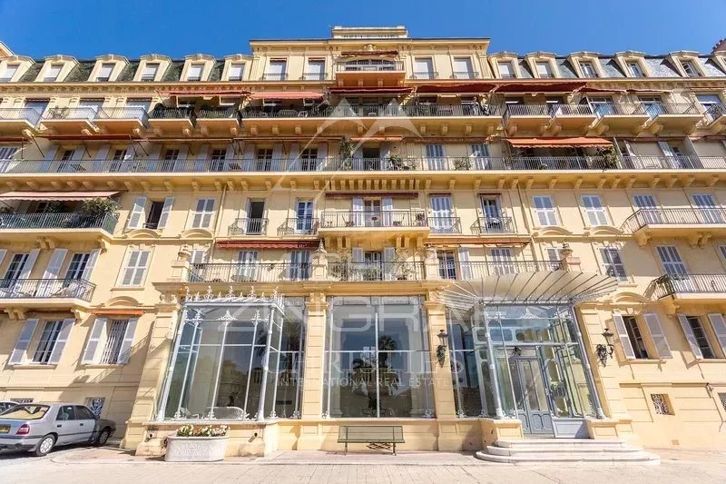 SUPERB BOURGEOIS FLAT WITH SEA VIEW