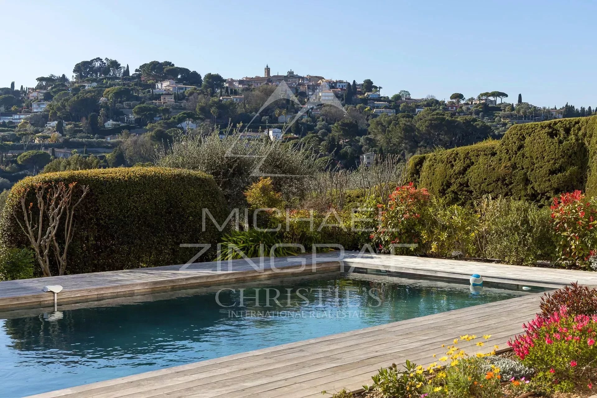 MOUGINS  - Domaine fermé, vue collines et village