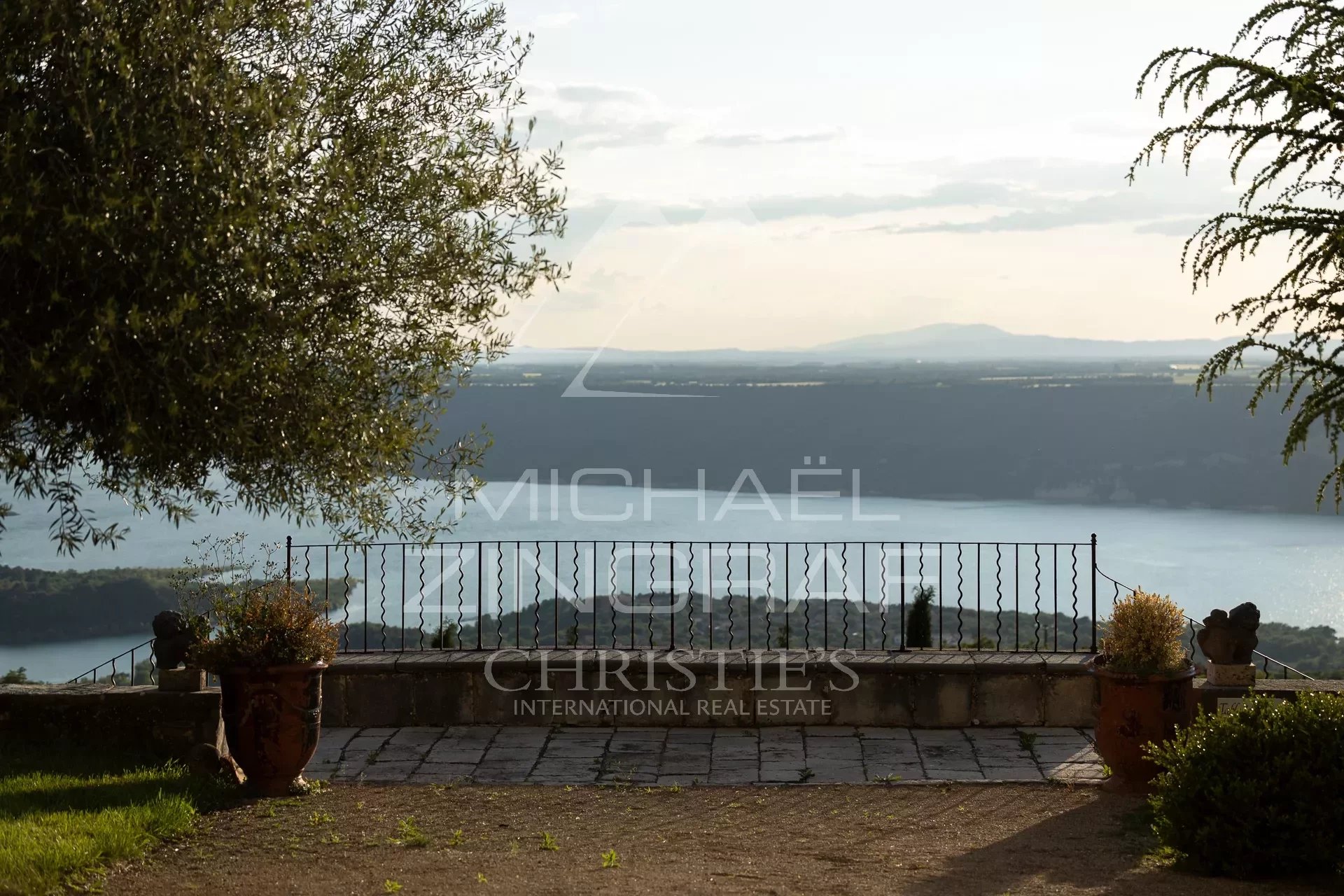 Aiguines - Remarkable Estate with Provençal Château