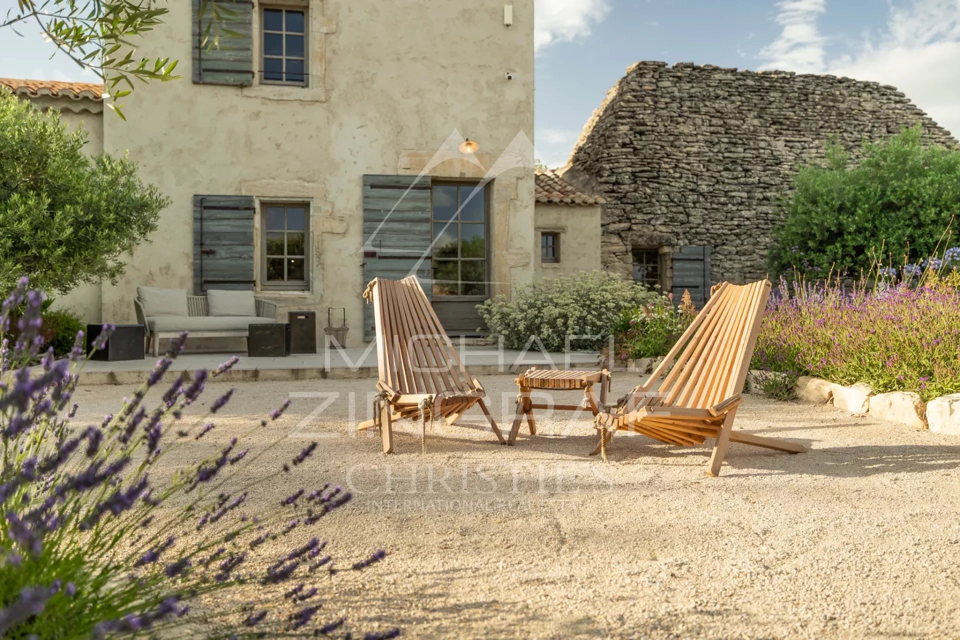 Mas provençal with exceptional view of the village of Gordes