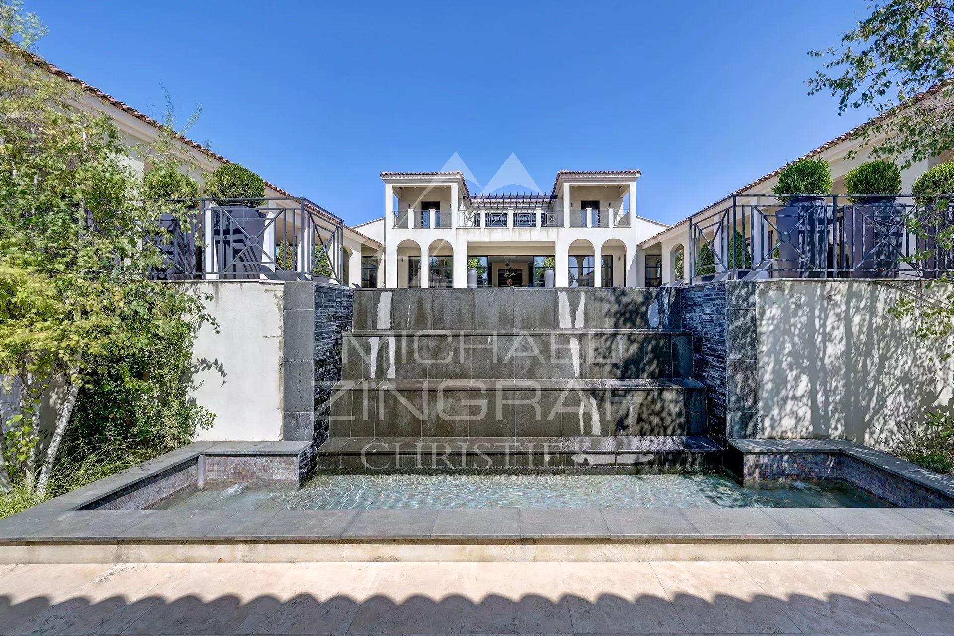 Prestigious villa in domain with Golf