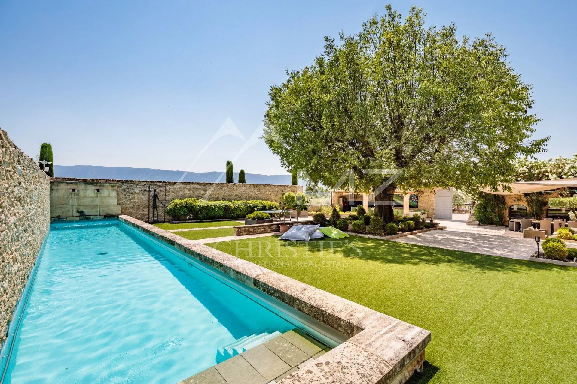 Proche Gordes - Magnifique Mas restauré au milieu des oliviers