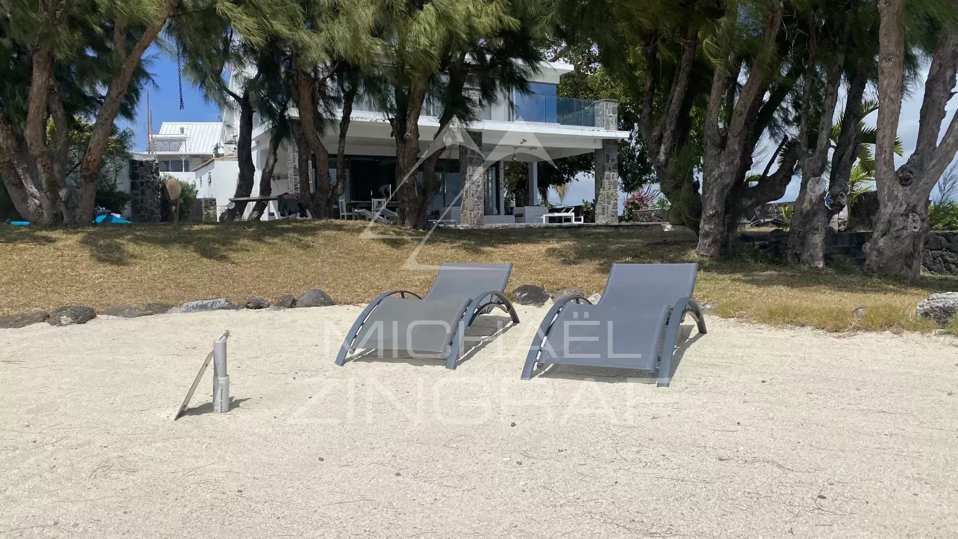 Villa pieds dans l'eau à Calodyne avec vue à couper le souffle