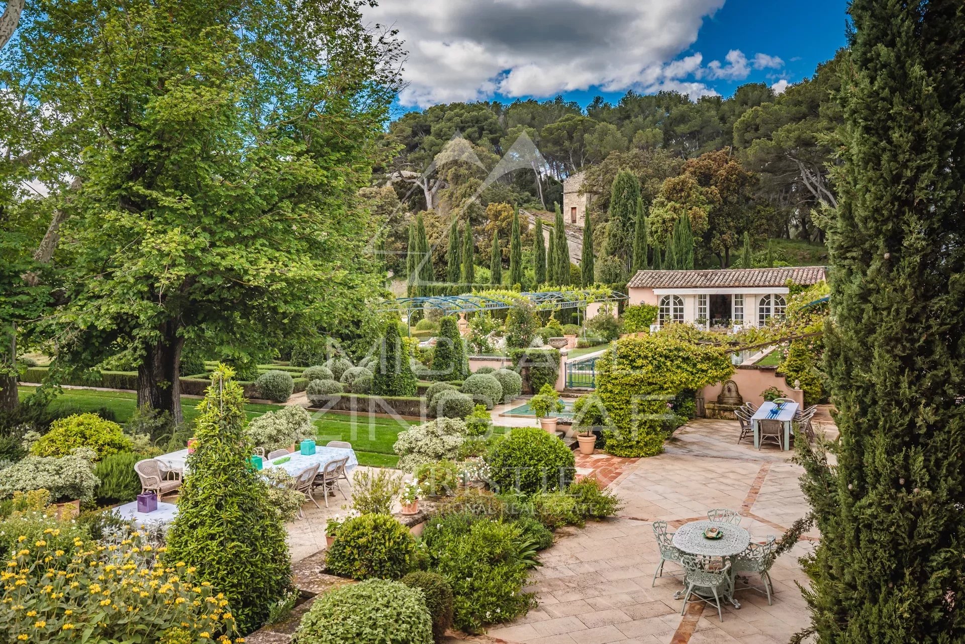 Luxuriöses Anwesen mit angelegtem Garten in der Nähe von Saint Rémy de Provence