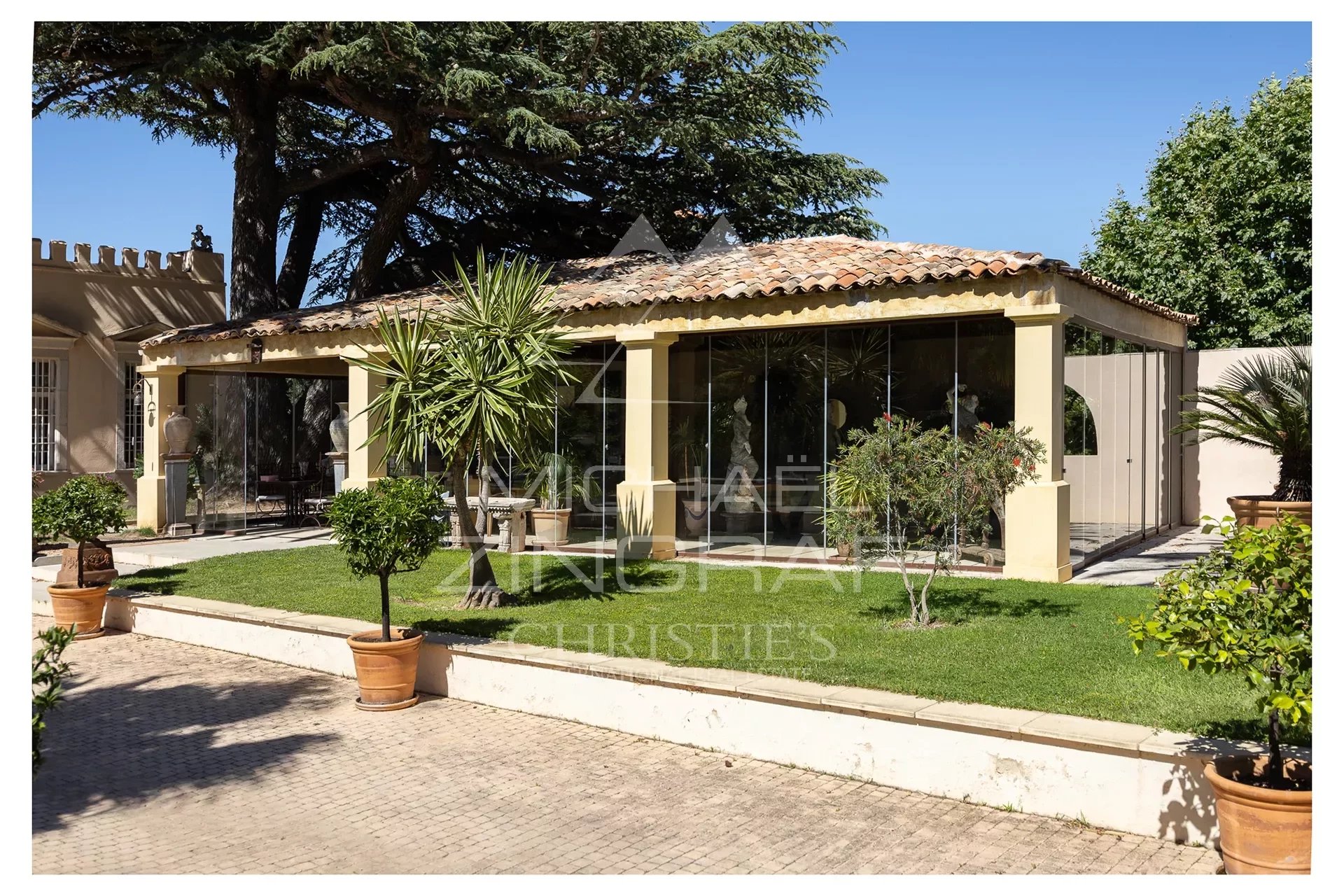 Saint-Cyr-sur-Mer, Provençal Château In the heart of the  vineyards