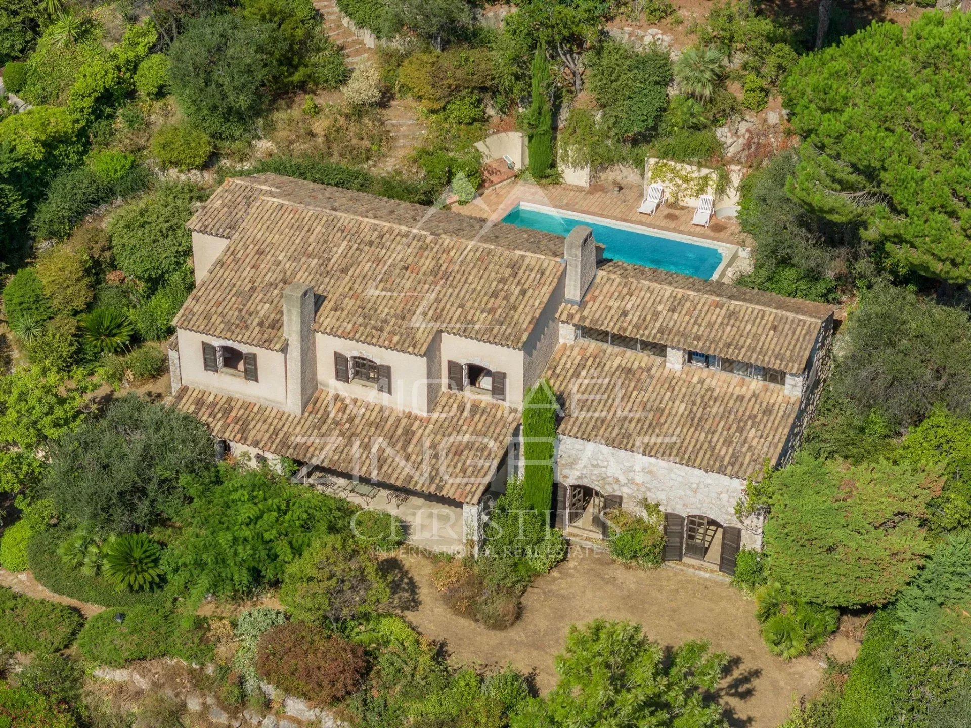 PROPRIETE PROVENCALE DE CARACTERE AVEC PISCINE