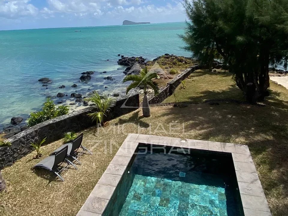 Villa pieds dans l'eau à Calodyne avec vue à couper le souffle