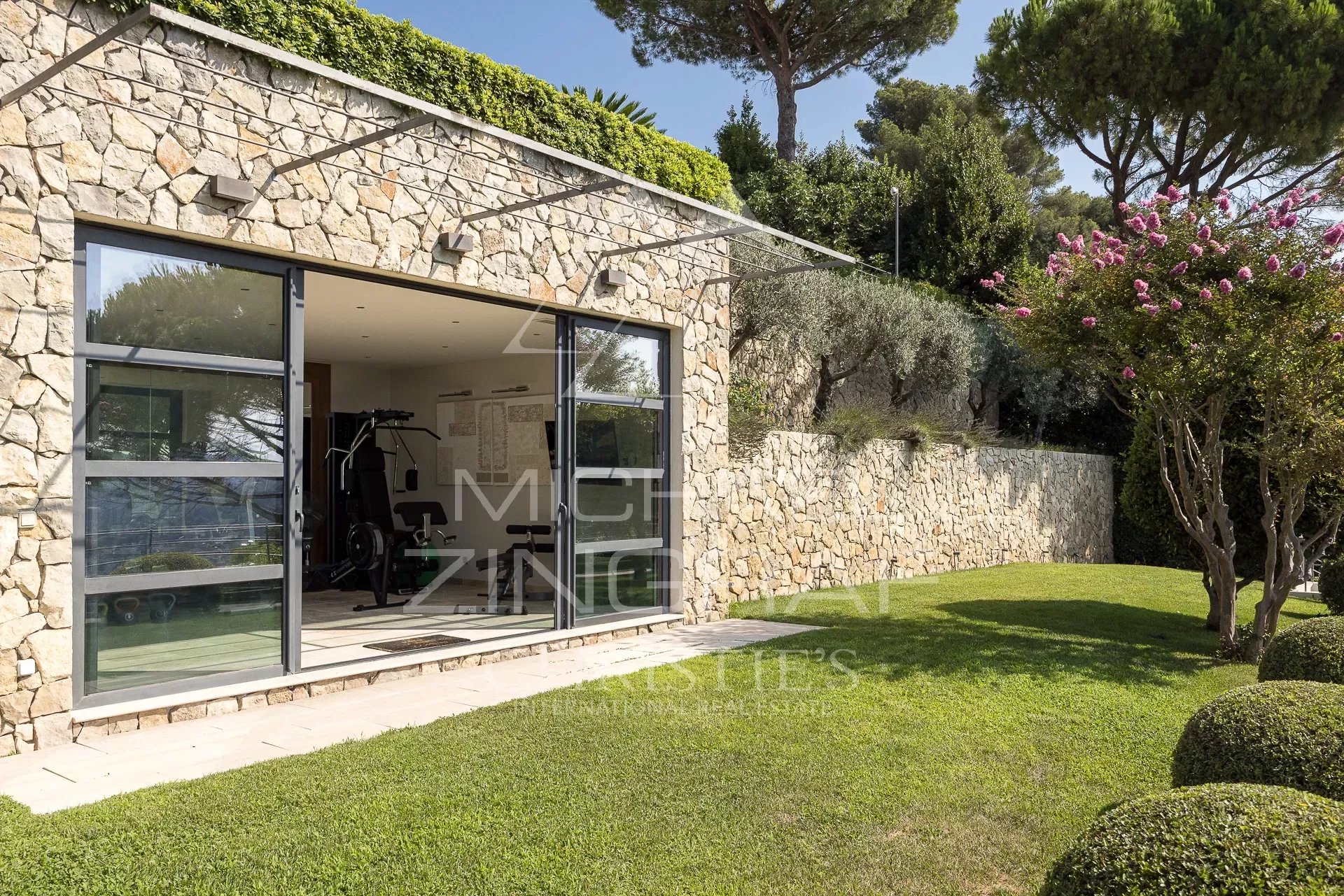 Mougins Village - Superb property with sea view