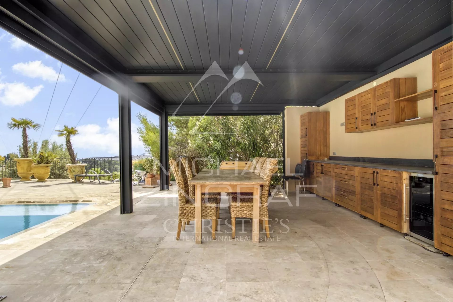 Mougins - Renovierte Villa mit freiem Blick auf Hügel und Meer - 5 Schlafzimmer