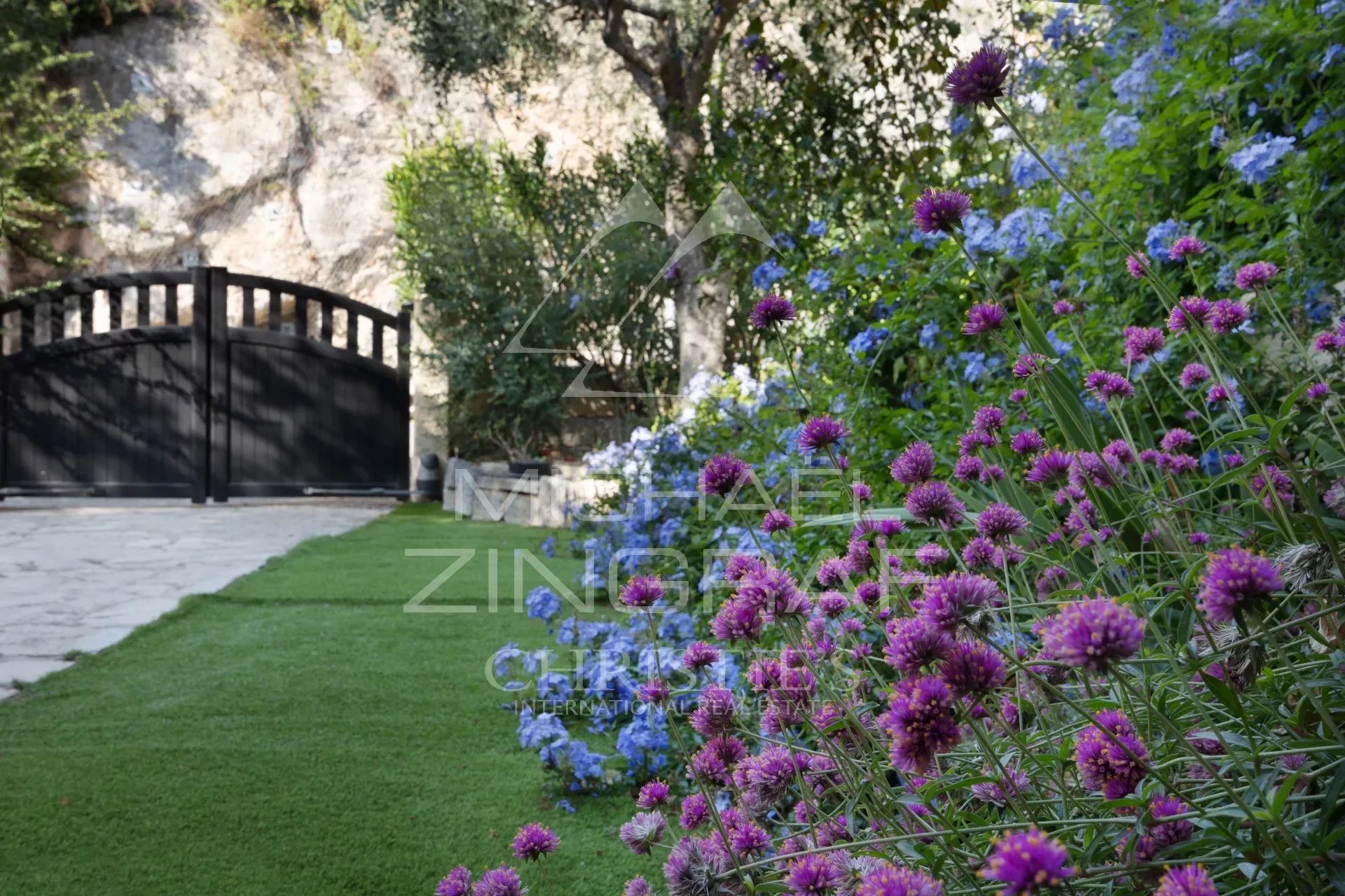 Élégante Villa Mitoyenne avec Terrasse et Vue Imprenable