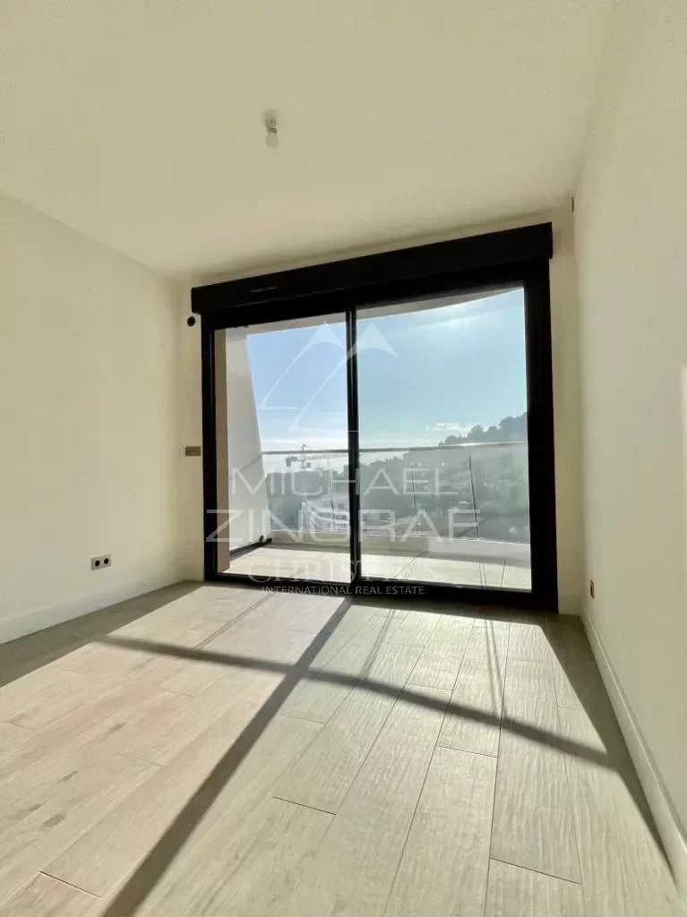 Sea view apartment in a recent building