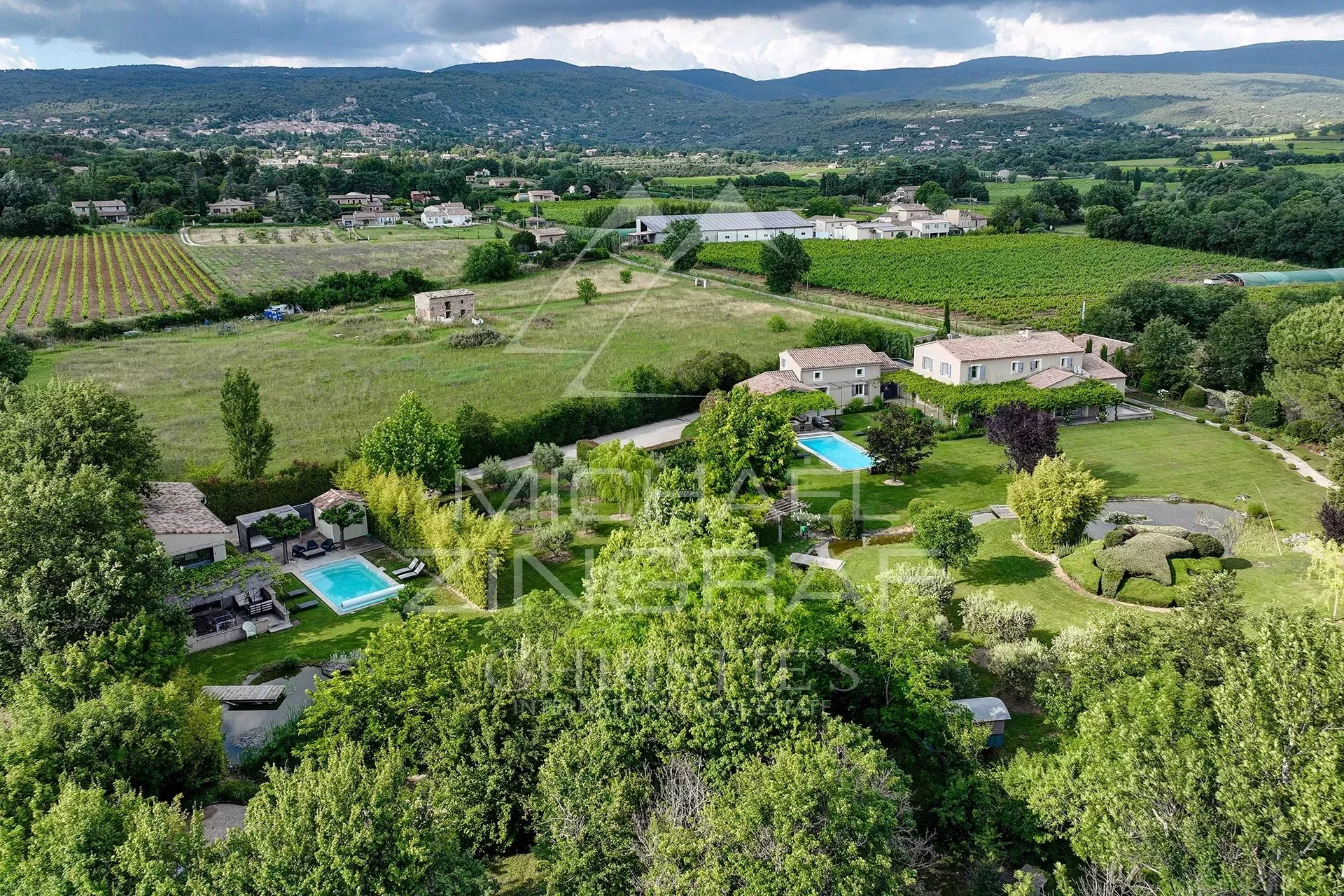 Saint-Saturnin-lès-Apt - Exceptional property with guest house and swimming pools