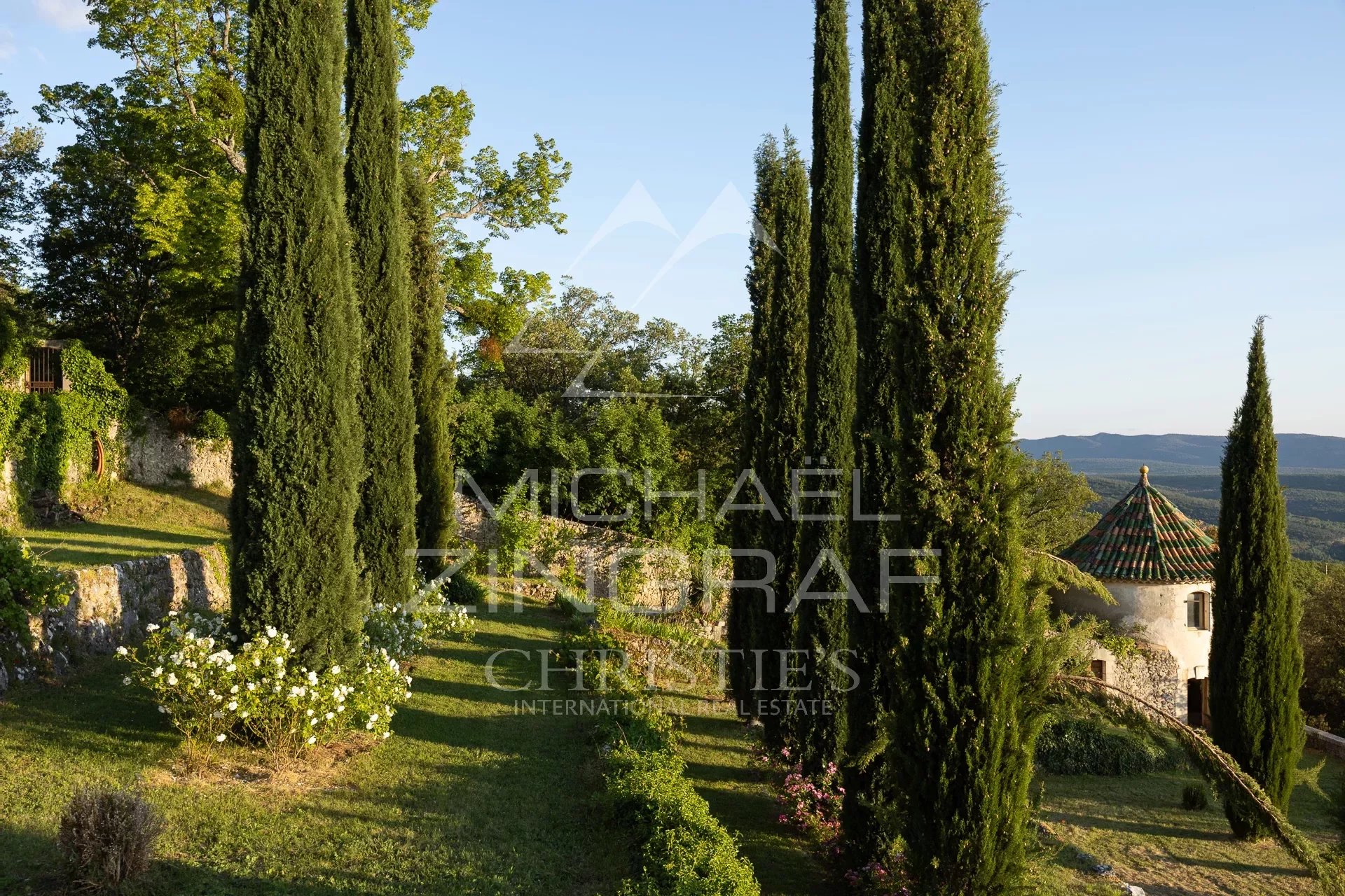 Aiguines - Remarkable Estate with Provençal Château