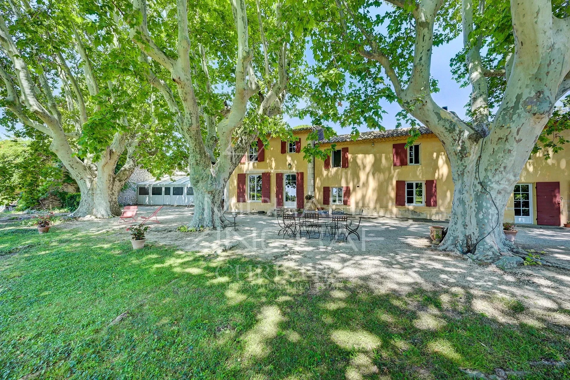 Near Aix-en-Provence, charming property with swimming pool and tennis