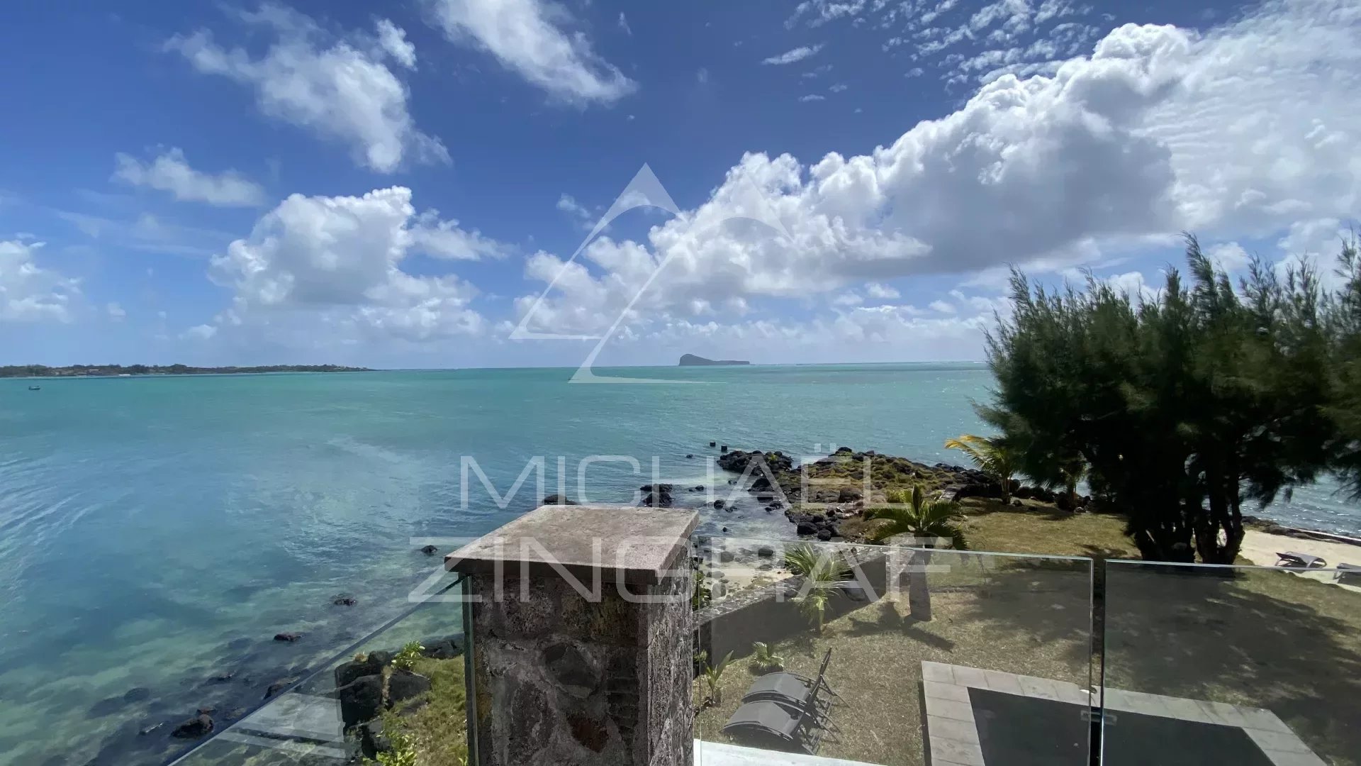 Villa pieds dans l'eau à Calodyne avec vue à couper le souffle