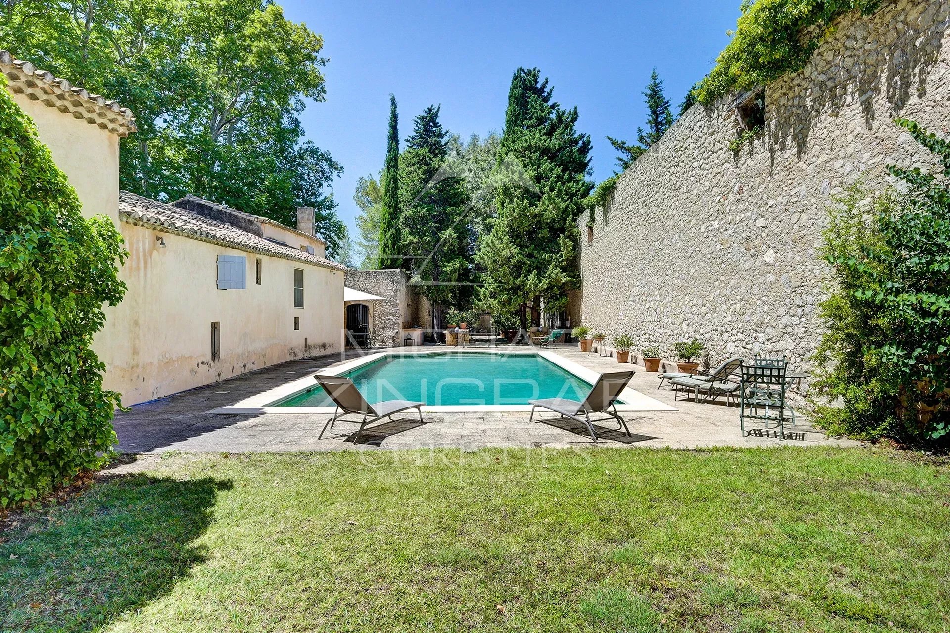 Near Aix-en-Provence, charming property with swimming pool and tennis