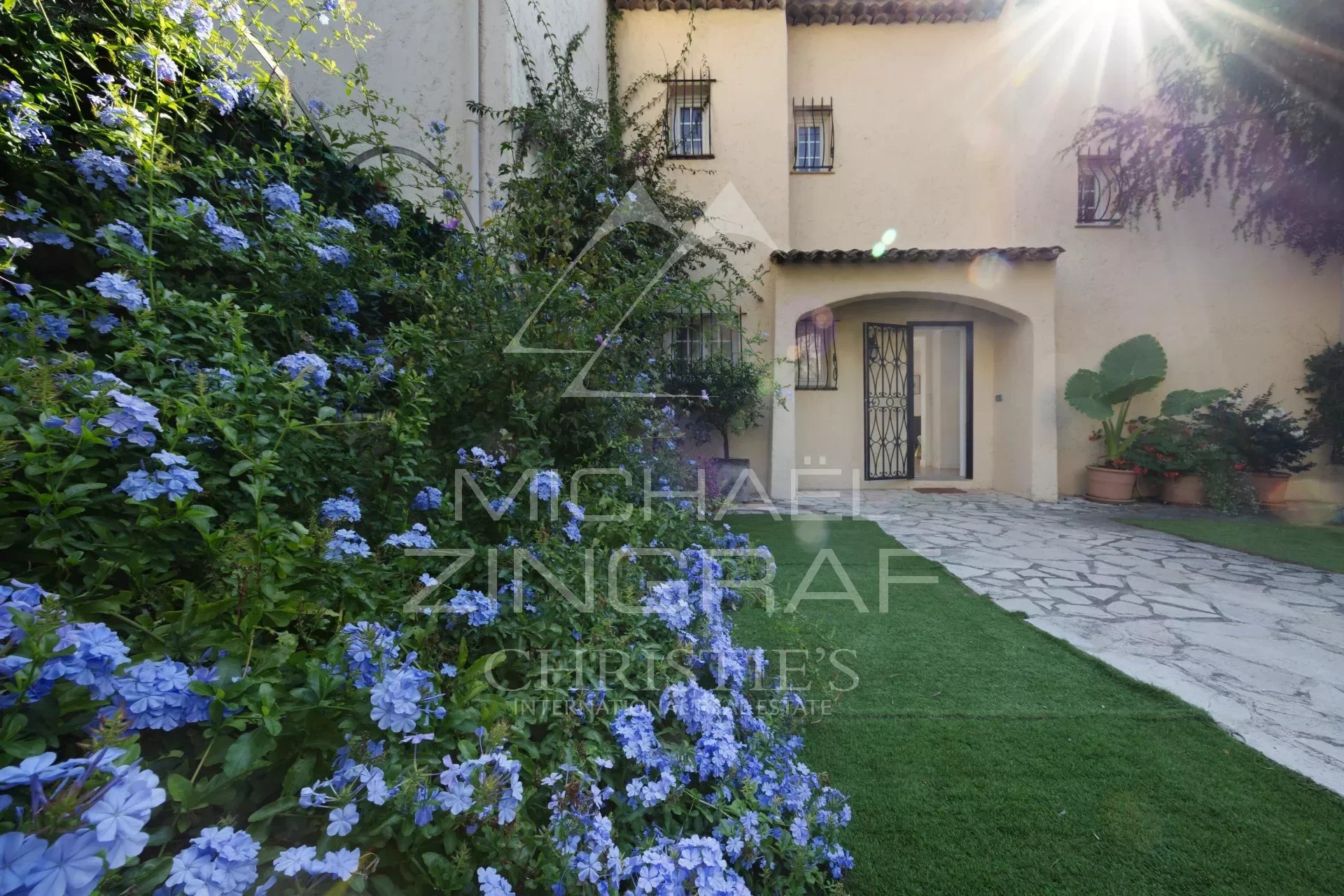 Élégante Villa Mitoyenne avec Terrasse et Vue Imprenable