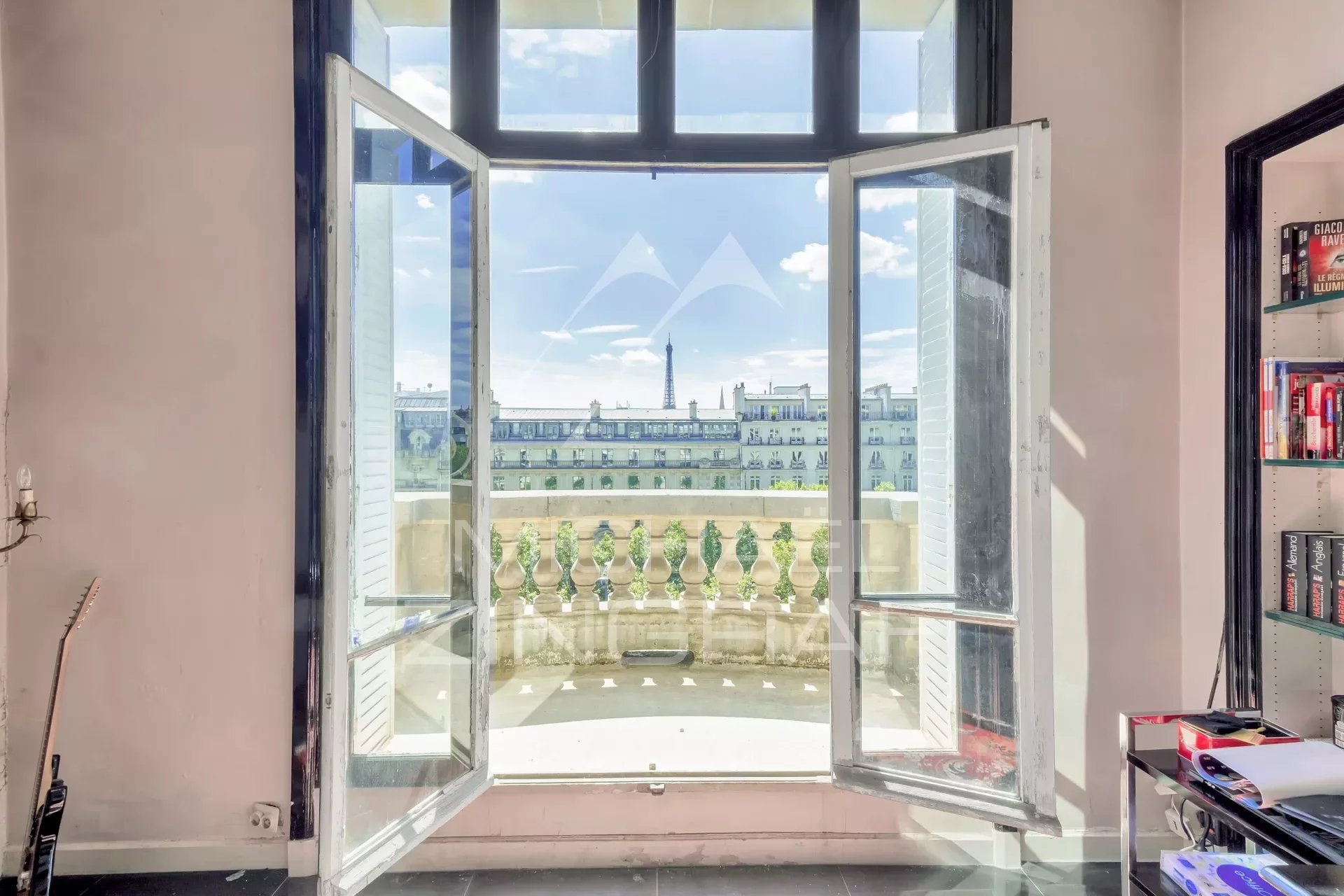 Studio a coeur des Champs-Elysées avec balcon vue Tour Eiffel à rénover - idéal pied-à-terre - Paris 8