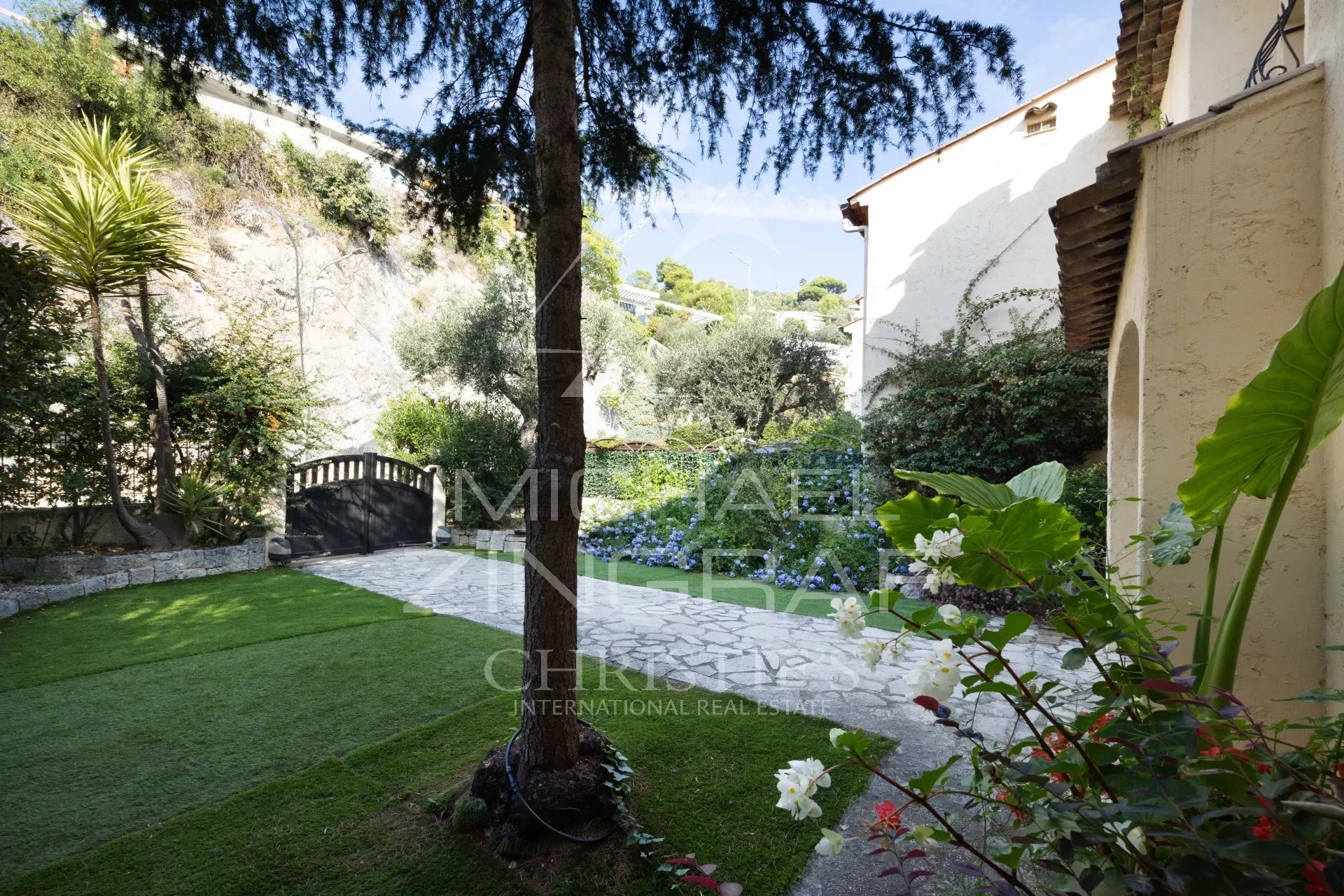 Élégante Villa Mitoyenne avec Terrasse et Vue Imprenable