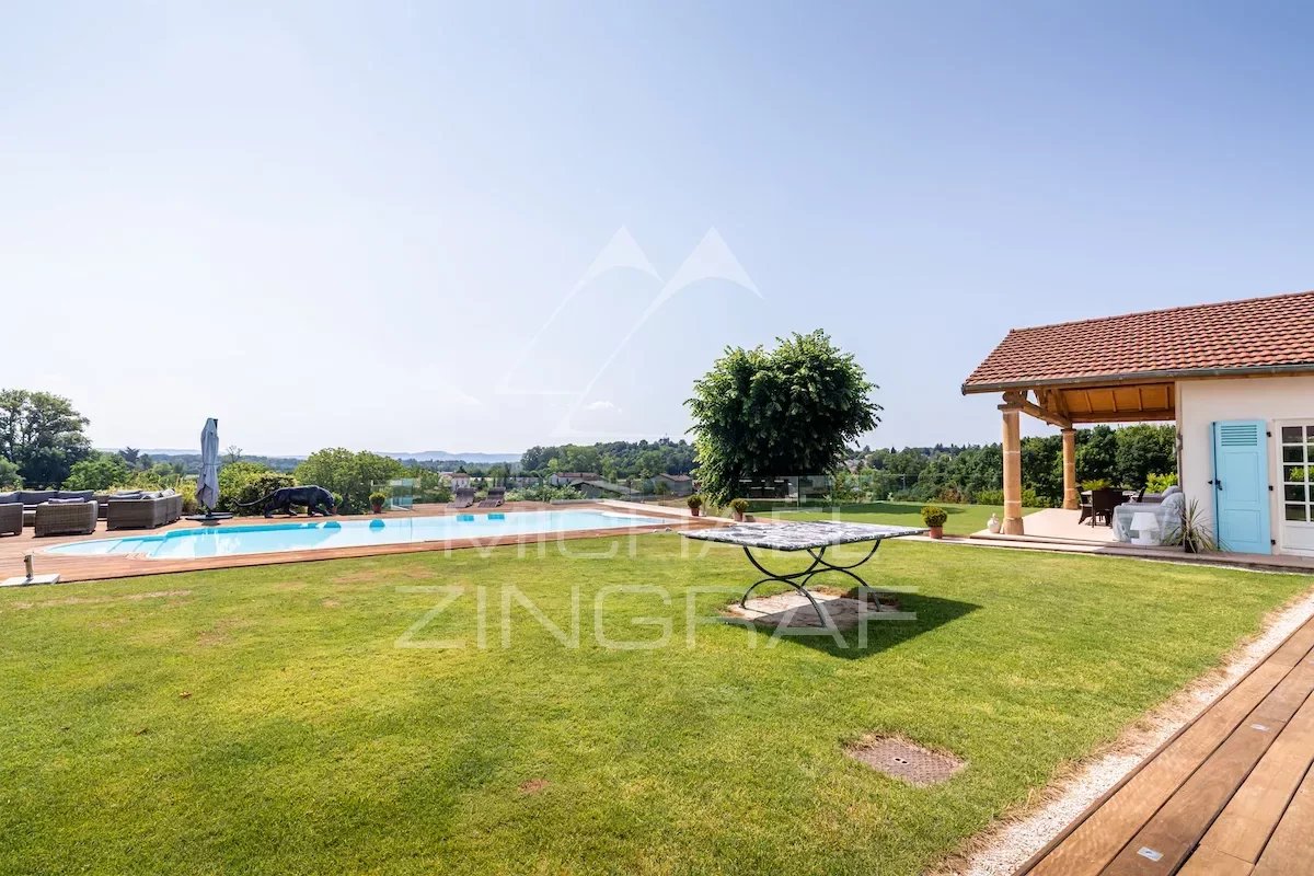 Beautiful property, 18th century residence, swimming pool, stables, orchard, pond, spring...