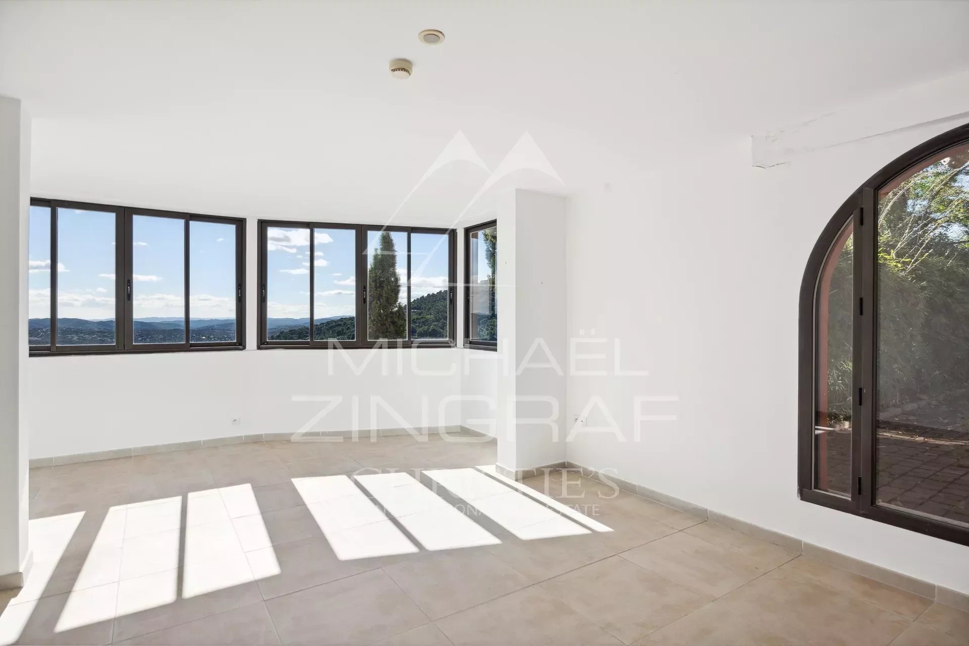 Villa 10p with Belvedere overlooking the sea, hills and Esterel mountains