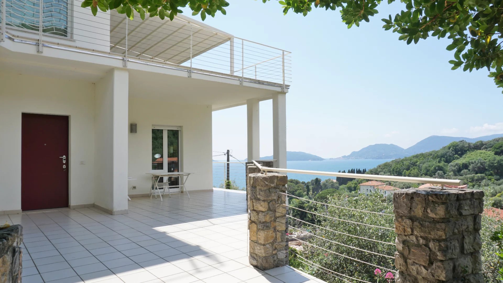 Élégante villa moderne avec de grandes fenêtres et vue sur la mer sur le golfe des Poètes à Fiascherino, Lerici