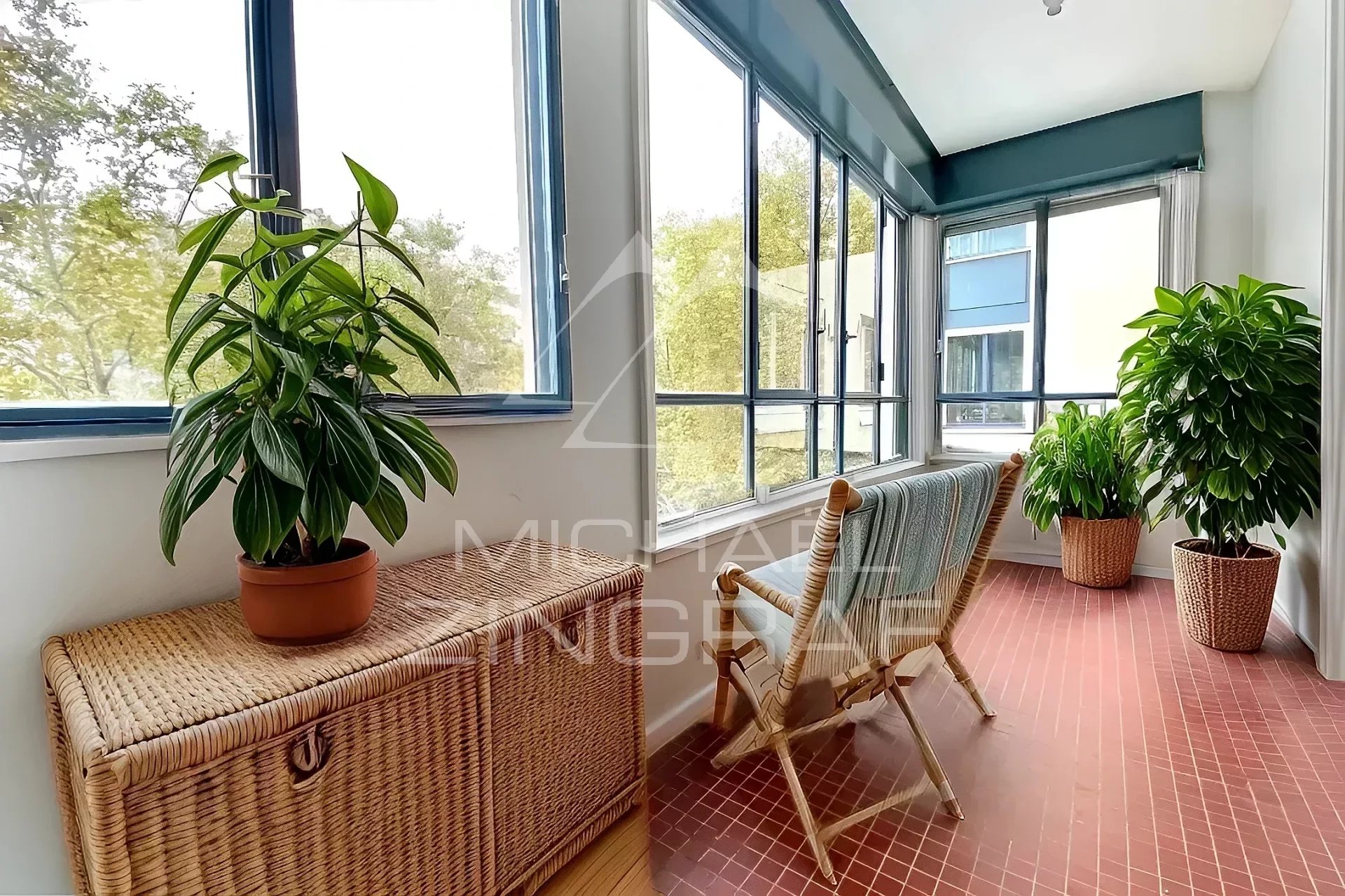 Elegantes renoviertes Apartment, sehr hell, ohne direkten Blickkontakt, mit Wintergarten