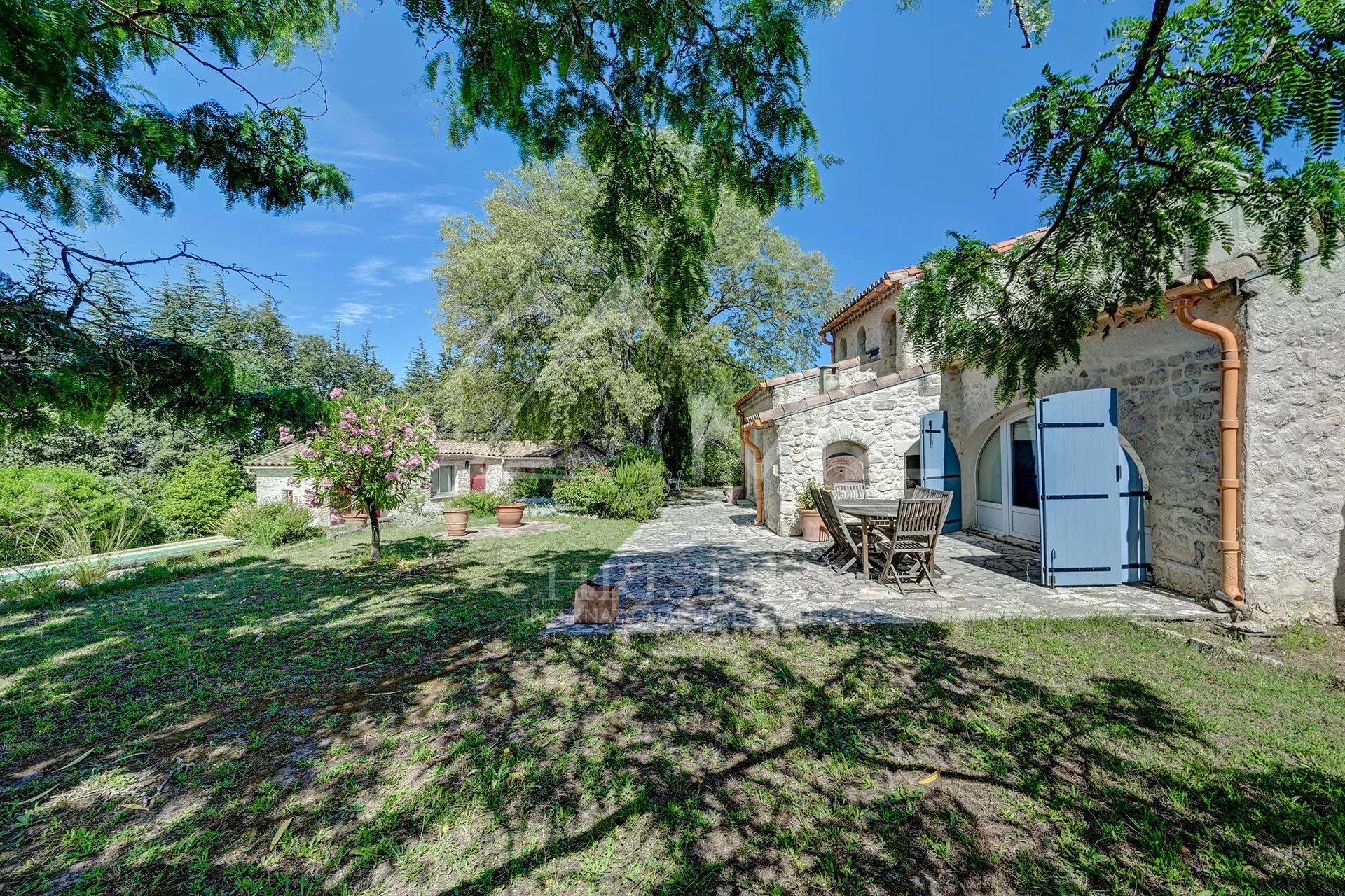 Entre Uzès et les Cévennes : sur 2 hectares, magnifique propriété