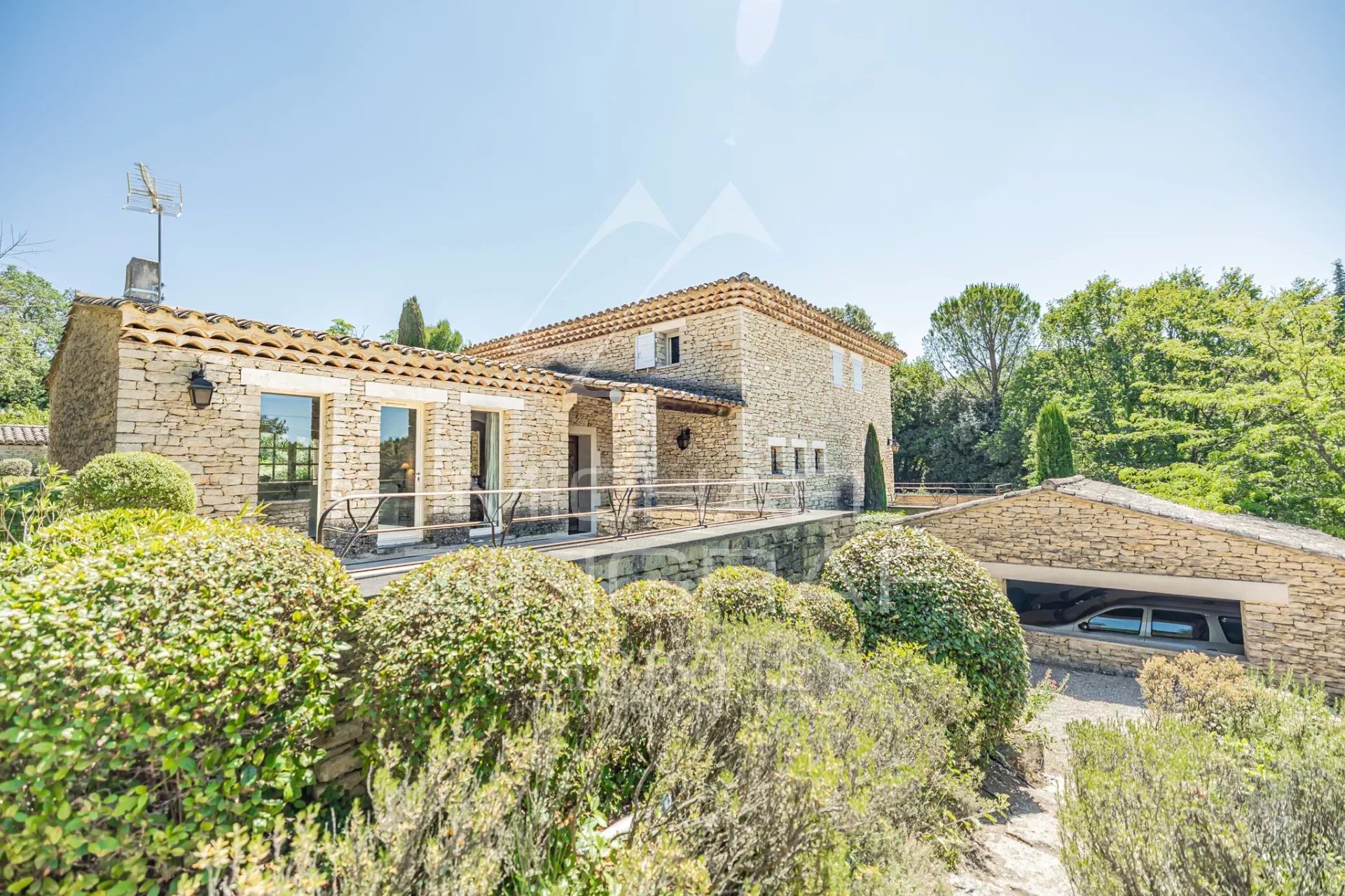 Charming stone farmhouse near Bonnieux village center