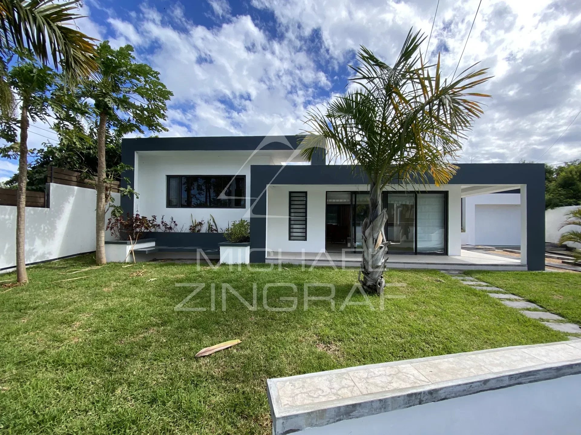 House in a residential area in Pereybere