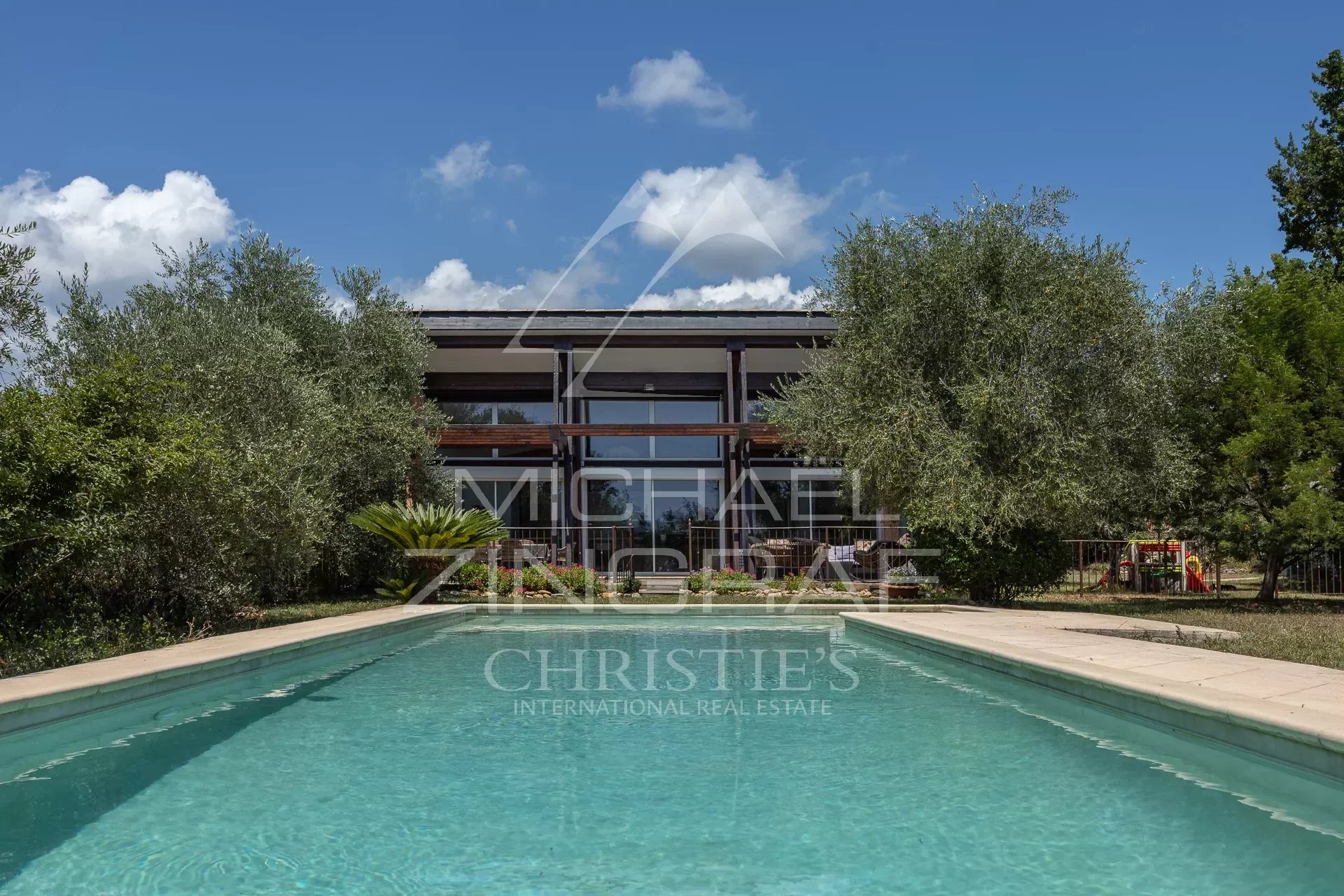 Villa d'architecte avec piscine  en open space sur la nature