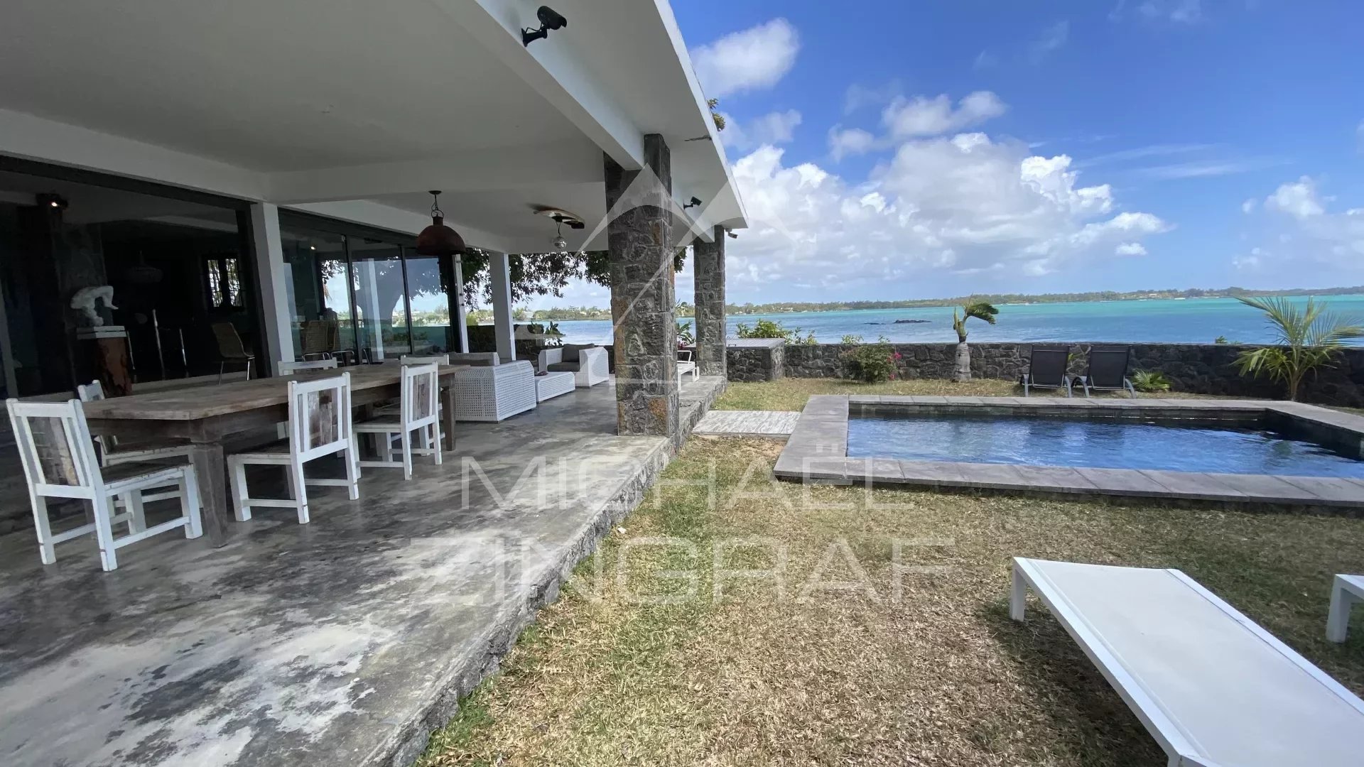 Villa pieds dans l'eau à Calodyne avec vue à couper le souffle