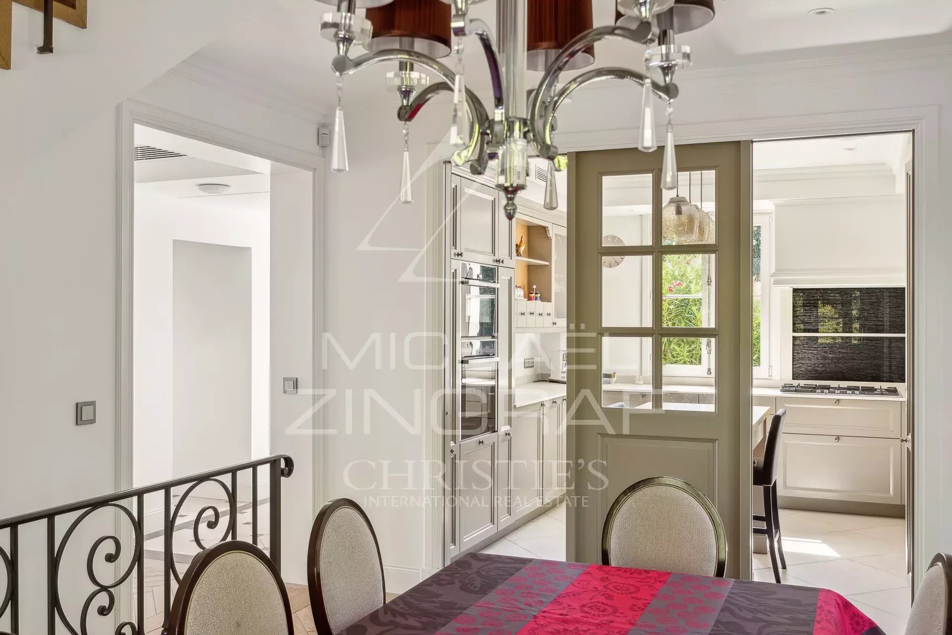 Exclusivity- Elegance and Comfort: Discover This Prestigious Home