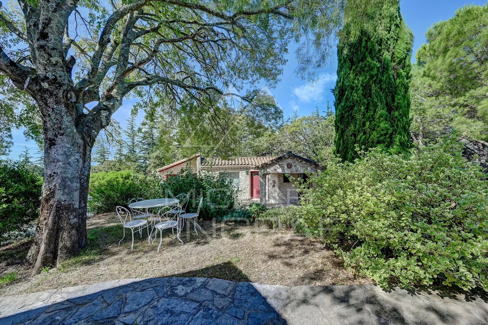 Entre Uzès et les Cévennes : sur 2 hectares, magnifique propriété