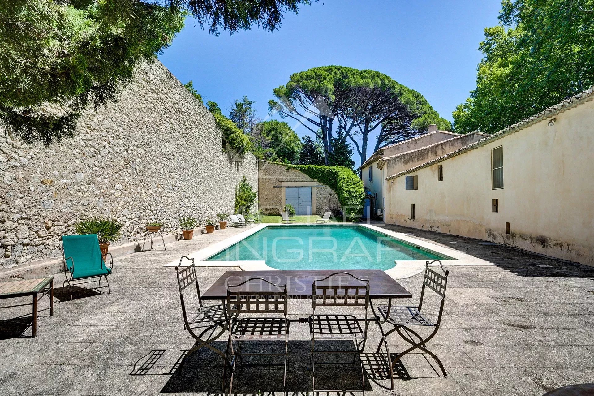 Near Aix-en-Provence, charming property with swimming pool and tennis