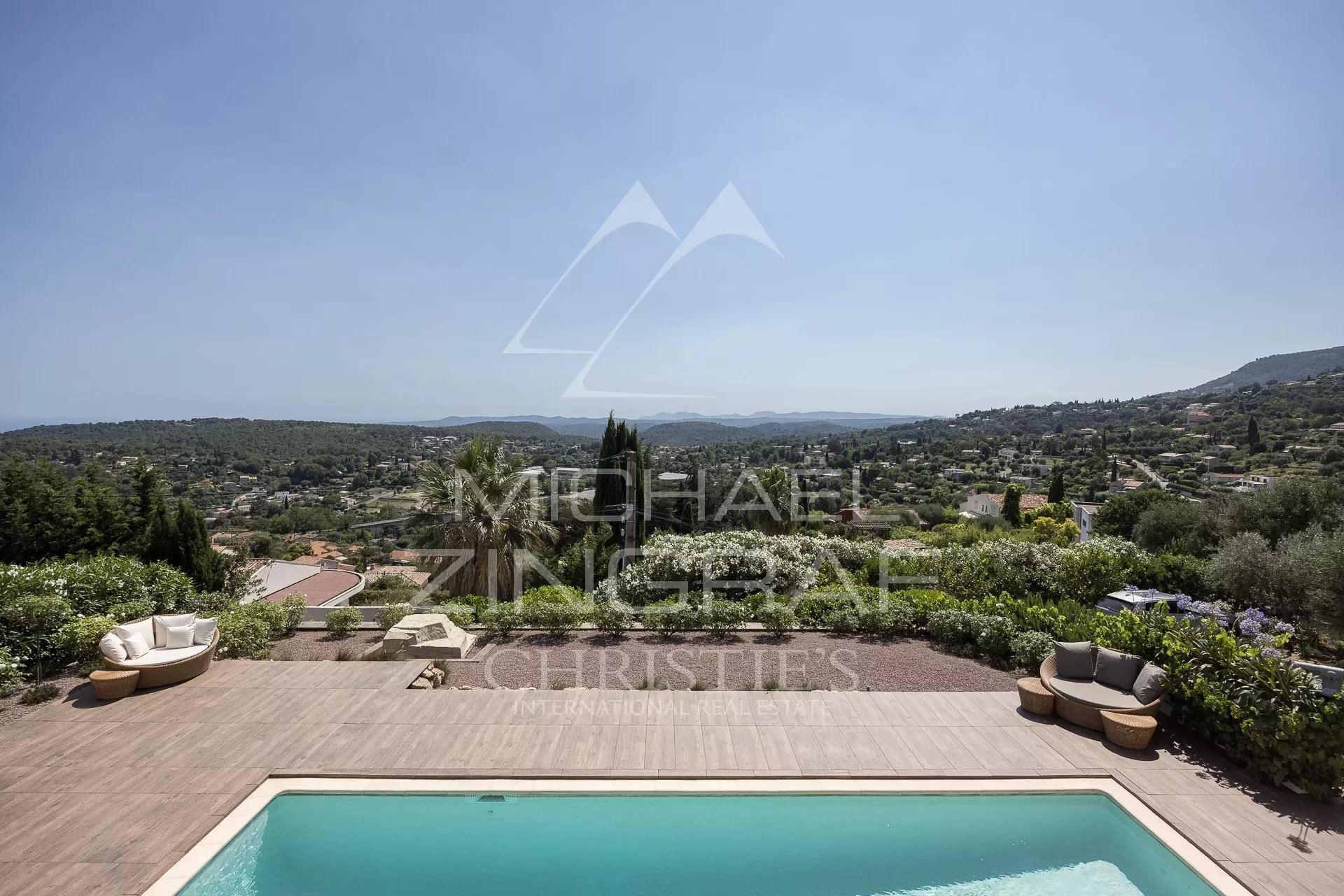 Close to Saint-Paul-de-Vence - Modern property and panoramic views